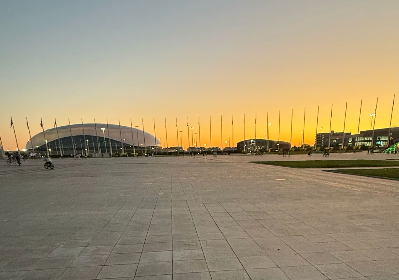 Канатную дорогу в Сириусе построят до 2029 году Протяженность дороги составит от двух до трех километров Начальная станция расположится на набережной а конечная в Сочинском национальном парке Предполагается что канатная дорога сможет обслуживать до двух миллионов пассажиров ежегодно Экономикавпечатлений