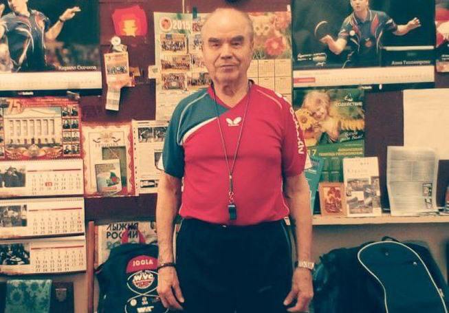 87-летний тренер из Екатеринбурга Николай Ражев, осуждённый за педофилию, вышел на свободу  Тренер Николай Ражев, осужденный  как многие считают, несправедливо  за педофилию, вышел сегодня на свободу. Об этом журналистам сообщили родственники дедушки-тренера.   Екатеринбургский тренер Николай Ражев, напомним, был приговорен к двум годам колонии строго режима по п. «б» ч. 4 ст. 132 УК РФ  «Насильственные действия сексуального характера» . По версии следствия, он якобы потрогал за грудь и ягодицы 11-летнюю школьницу, пришедшую к нему на тренировку по настольному теннису. По мнению же воспитанников Ражева и их родителей, девочка оговорила Ражева за то, что он удалил её с тренировки.   По словам адвокатов, суды первой и второй инстанции проигнорировали все доказательства невиновности Ражева, в том числе ставящие под сомнения показания девочки. За тренера активно заступались сами воспитанники Ражева  см. их интервью УРАЛLIVE  и их родители.   Свердловский суд вынес приговор 85-летнему тренеру, обвинённому в педофилии