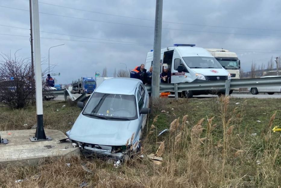 В Минераловодском округе в наезда на дорожное ограждение пострадал водитель   По предварительным данным, 5 февраля примерно в 13 часов 45 минут на 353 километре федеральной автодороги «Кавказ», водитель автомобиля «ВАЗ-2112», двигаясь со стороны города Пятигорска в сторону Минеральных Вод со скоростью, не обеспечивающей постоянного контроля за транспортным средством, не учел интенсивность движения и допустил выезд на дорожное металлическое ограждение, после чего допустил съезд в кювет.    В результате автоаварии 18-летний водитель «ВАЗ-2112», житель Минераловодского округа, был доставлен с травмами в больницу, ему  назначено амбулаторное лечение.   ⏺Установлено, что молодой человек получил водительское удостоверение  около двух месяцев назад,  за последние 2 года дважды привлекался к административной ответственности.   По факту автоаварии проводится проверка. Детальные обстоятельства происшествия уточняются.