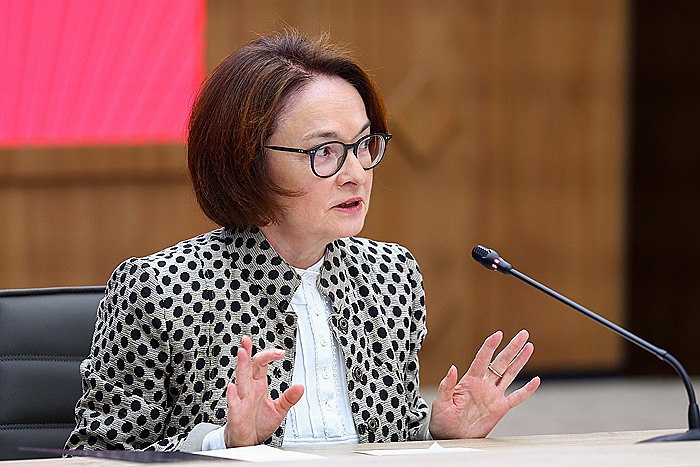 Практика маркетплейсов предлагающих более выгодные условия при оплате товаров картами собственных банков искажает условия конкуренции на рынке считает глава ЦБ РФ Эльвира Набиуллина Это сейчас один из самых острых вопросов который обсуждается и банками и платформами Потому что банки которые продают свои финансовые услуги на платформе не могут предоставить возможность например платить карточками какого то банка и указать другую цену А платформы могут но это не совсем справедливая конкуренция заявила Набиуллина в Госдуме Фото Софья Сандурская ТАСС interfaxonline