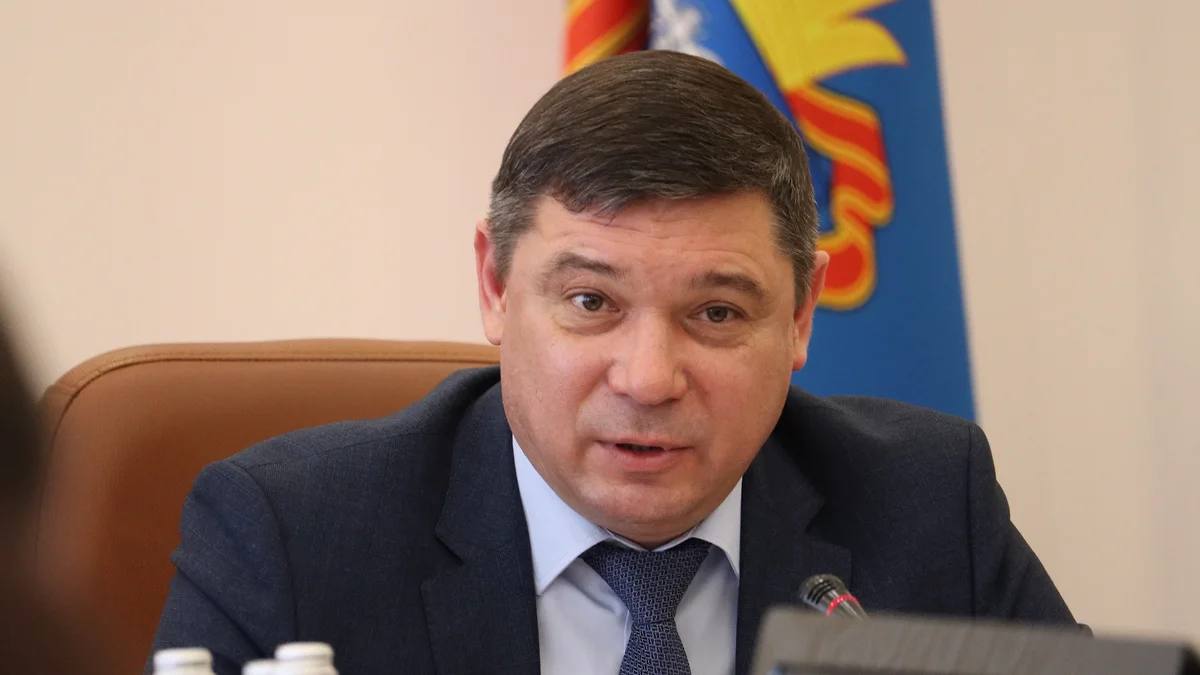 Евгений Превышов обеспокоен отъездом тамбовчан на заработки Врио губернатора Тамбовской области Евгений Первышов на оперативном совещании 8 июля сообщил, что 151 тыс. зарегистрированных в регионе жителей фактически работают за его пределами. Об этом господин Первышов сказал, комментируя новость о высокой позиции региона в федеральном рейтинге качества работы исполнительной власти в сфере промышленности. «151 тыс. жителей работает в других субъектах. Это значит, что они не нашли себя в Тамбовской области, не нашли здесь работы. Платят НДФЛ в других регионах»,— сказал господин Первышов. Он опирался на статистику Федеральной налоговой службы Фото: Константин Франовский/Коммерсантъ Подписывайтесь на «Ъ-Черноземье»