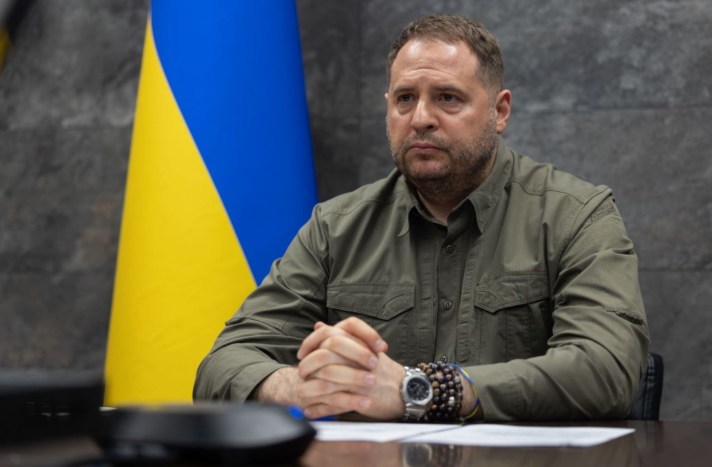 Британское издание "The Economist": Ермак усиливает контроль – Украина рискует скатиться к авторитаризму Издание критикует главу Офиса президента Андрея Ермака, называя его ключевой фигурой в усилении политической нестабильности в Украине. Основные признаки кризиса: коррупционный скандал с вице-премьером Чернышовым; возможная замена премьер-министра Шмыгаля на на вице-премьера Свириденко; попытки сместить главу ГУР Буданова. Ермак вновь пытался добиться его увольнения, но вмешательство Белого дома могло помочь генералу сохранить должность. Централизация власти: По данным издания, Ермак контролирует до 85% информации, поступающей к президенту. Его называют "теневым премьером", который усилился внутри, несмотря на ухудшение отношений с США. Издание считает, что Украина рискует попасть в политический кризис на фоне сосредоточения власти в одних руках. Авторитарные тенденции усиливаются, что угрожает управлению страной во время войны. СТАРШИЙ ИНСПЕКТОР