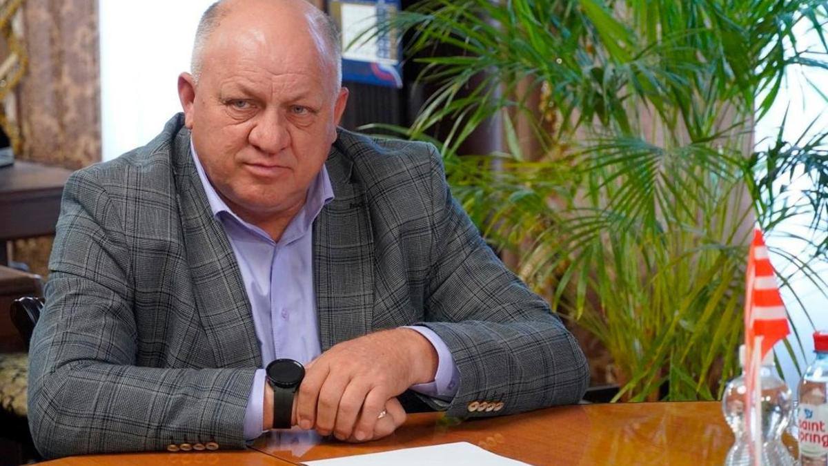 В Керчи задержали бывшего мэра города Святослава Брусакова. Задержание произошло, когда Брусаков отдыхал на пляже. Экс-главу администрации Керчи подозревают в махинациях с землей - от незаконных заправок до распродажи участков в центре по копеечным ценам. Глава Республики Крым Сергей Аксенов неоднократно критиковал мэра за неисполнение поручений и плохую организацию санитарной очистки и уборки города. 1 июля 2024 года Брусаков ушел в отставку. Подписал контракт с Минобороны, но вместо фронта оказался отдыхающим на берегу Черного моря. Сейчас Брусакова отправили в изолятор. Сегодня суд должен избрать ему меру пресечения.