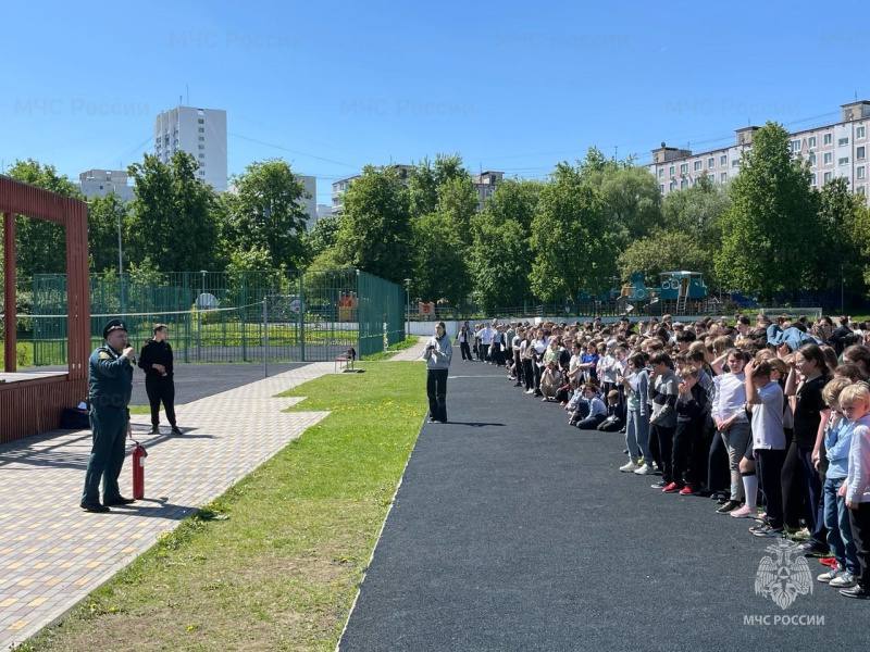 Пожарные 58 пожарно-спасательной части Управления по СЗАО ГУ МЧС России по г. Москве совместно с администрацией общеобразовательной школы № 86 им. М.Е. Катукова организовали в преддверии летних каникул учебные занятия по основам безопасности и действиям при возникновении чрезвычайной ситуации.   «Такие тренировки важны для обучения представителей администрации учебного заведения и учащихся действиям во время нештатных ситуаций и обеспечения пожарной безопасности на образовательных объектах. На занятиях отрабатывается алгоритм реагирования на сигналы тревоги, действия в чрезвычайной ситуации персонала и школьников», – отметил заместитель начальника 58 пожарно-спасательной части Управления по СЗАО ГУ МЧС России по г. Москве Сергей Филин.  В завершающей части учений пожарные показали участникам как пользоваться огнетушителем, повторили актуальные требования пожарной безопасности, напомнили о правилах безопасности в быту и на отдыхе и на примере показали, как пользоваться огнетушителем.