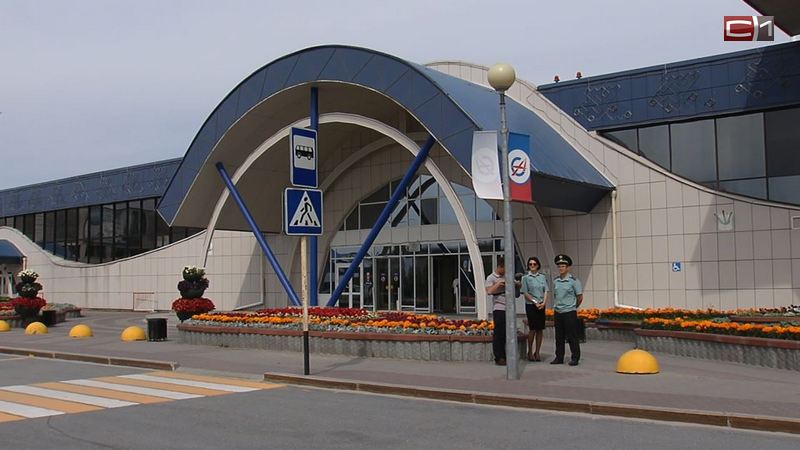 С 1 августа в аэропорту Сургута начнут действовать новые правила въезда на привокзальную площадь Теперь при повтором посещении воздушной гавани в течение часа водитель должен будет заплатить 400 рублей. На въезде установлено специальное оборудование, которое будет считывать госномера машин, поэтому обойти систему не получится. Введение платы за повторный въезд поможет разгрузить и обеспечить свободный проезд тем, кто заехал только для высадки/посадки пассажиров, и сократить количество тех, кто оставляет машины в этой зоне на более продолжительное время, – отмечает первый заместитель генерального директора АО «Аэропорт Сургут» Сергей Прийма. Также продолжает работать ограничение по времени нахождения перед терминалом аэропорта. За 20 минут водитель должен успеть оставить или забрать пассажиров и покинуть территорию. Пребывание от 20 минут до 5 часов обойдется автомобилистам в 200 рублей за каждый час. Если водитель не будет соблюдать требования, въезд на площадь для него будет заблокирован, сообщили в пресс-службе аэропорта. Подписаться Прислать новость