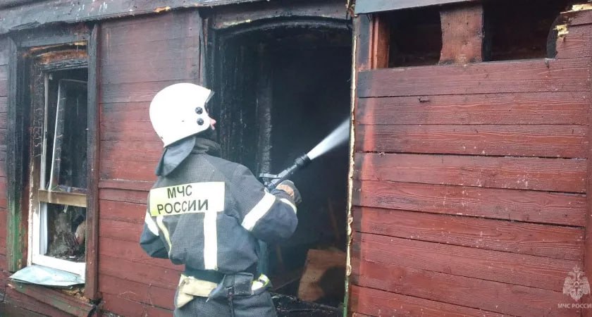 260 квадратных метров уничтожил огонь в Кикнуре На улице Заречной загорелся двухквартирный жилой дом с пристроем Общая площадь возгорания составила 260 квадратных метров На помощь пришли 16 сотрудников МЧС и муниципальной пожарной охраны а также пять единиц техники По предварительной версии причиной пожара стала неисправность электрооборудования Главные новости и никакой рекламы в нашем MAX