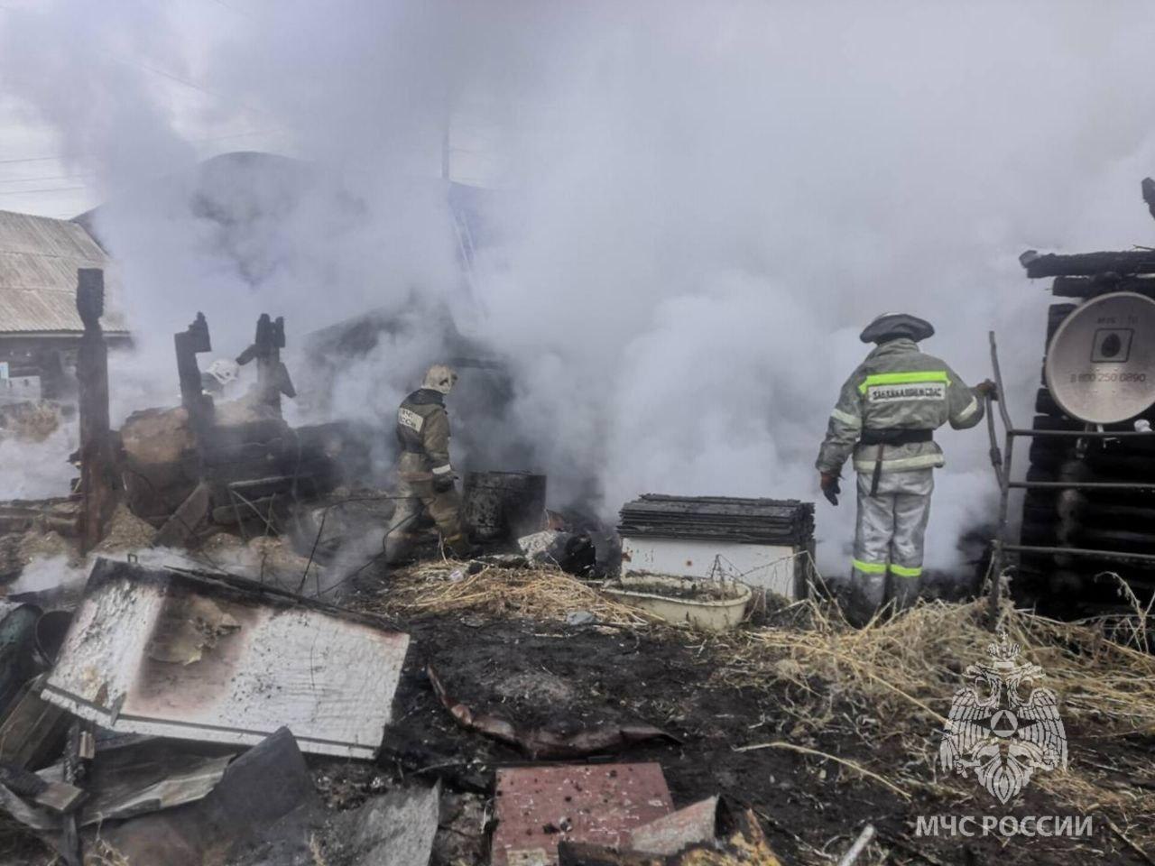 Забайкалец погиб во время пожара дома. Горение предположительно началось из-за обогревателя, который перегрузил электросеть.    53-летний мужчина жил в селе Кокуй, огонь полностью уничтожил дом и баню.  Фото: телеграм-канал МЧС Забайкалья  Подписаться