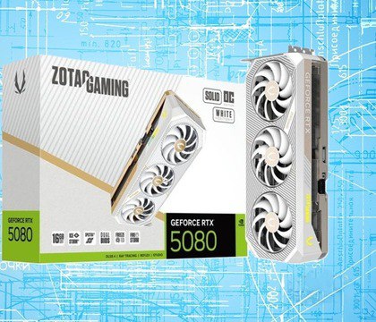 В DNS появилась видеокарта Zotac GeForce RTX 5080 в исполнении GAMING SOLID OC White Edition Zotac GeForce RTX 5080 GAMING SOLID OC White Edition выполнена в белой расцветке и имеет габариты 330 x 138 x 67 8 мм Система охлаждения включает три осевых вентилятора и радиатор занимающий 3 4 слота расширения Видеокарта также имеет фирменную RGB подсветку на верхней панели
