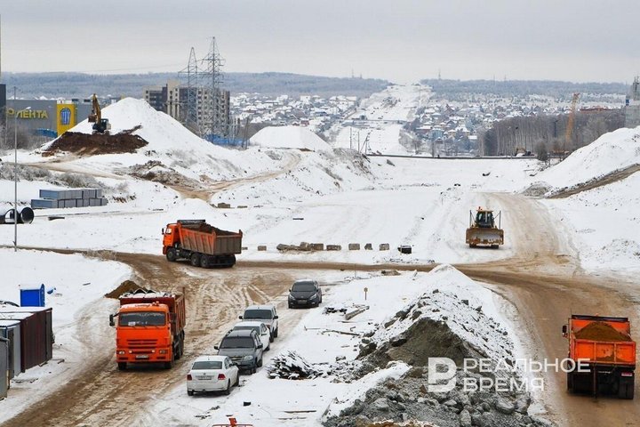На дорожные работы в Татарстане хотят направить более 145 млрд рублей куда пойдут деньги Сумма рассчитана на три года на 2026 й приходится треть средств В этом году на дорожные работы в Татарстане планируют направить 46 6 млрд рублей Больше всего средств уйдет на работы на дорогах общего пользования Уже запланирован ремонт трасс в трех татарстанских агломерациях в том числе их центрах Казани Челнах и Нижнекамске Подробнее о том какие трассы и улицы обновят в материале Реального времени Подпишитесь на Реальное время в МАХ Telegram Дзен