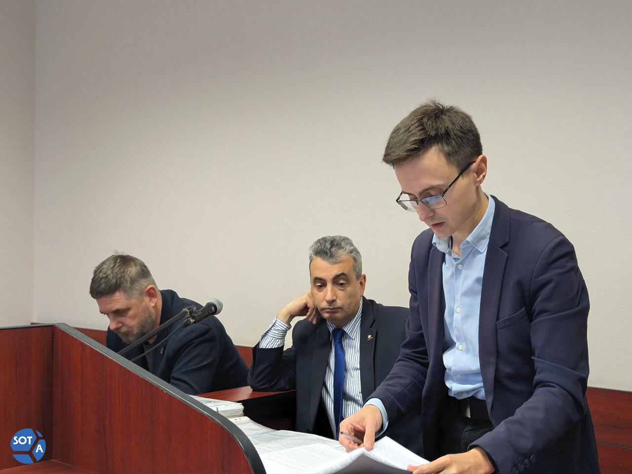 Льва Шлосберга приговорили к 420 часам обязательных работ из за репостов видео в ВК без плашек иноагента Судья мирового судебного участка 38 в Пскове Елена Смирнова признала зампредседателя Яблока Льва Шлосберга виновным по статье о неисполнении обязанностей иностранного агента и назначила ему 420 часов обязательных работ сообщили в псковском отделении Яблока Обвинение запрашивало политику 440 часов работ Поводом для дела стали пять чужих видео сохраненных на личную страницу Шлосберга во ВКонтакте без иноагентских плашек Адвокаты указали на многочисленные нарушения УПК в деле и отметили что следователь и прокурор так и не смогли сформулировать в суде что именно нарушил Шлосберг и как он должен был сохранить видео не нарушая закон Производство по делу длилось 13 месяцев Политик вину не признал Защита намерена обжаловать приговор Фото архив SOTAvision