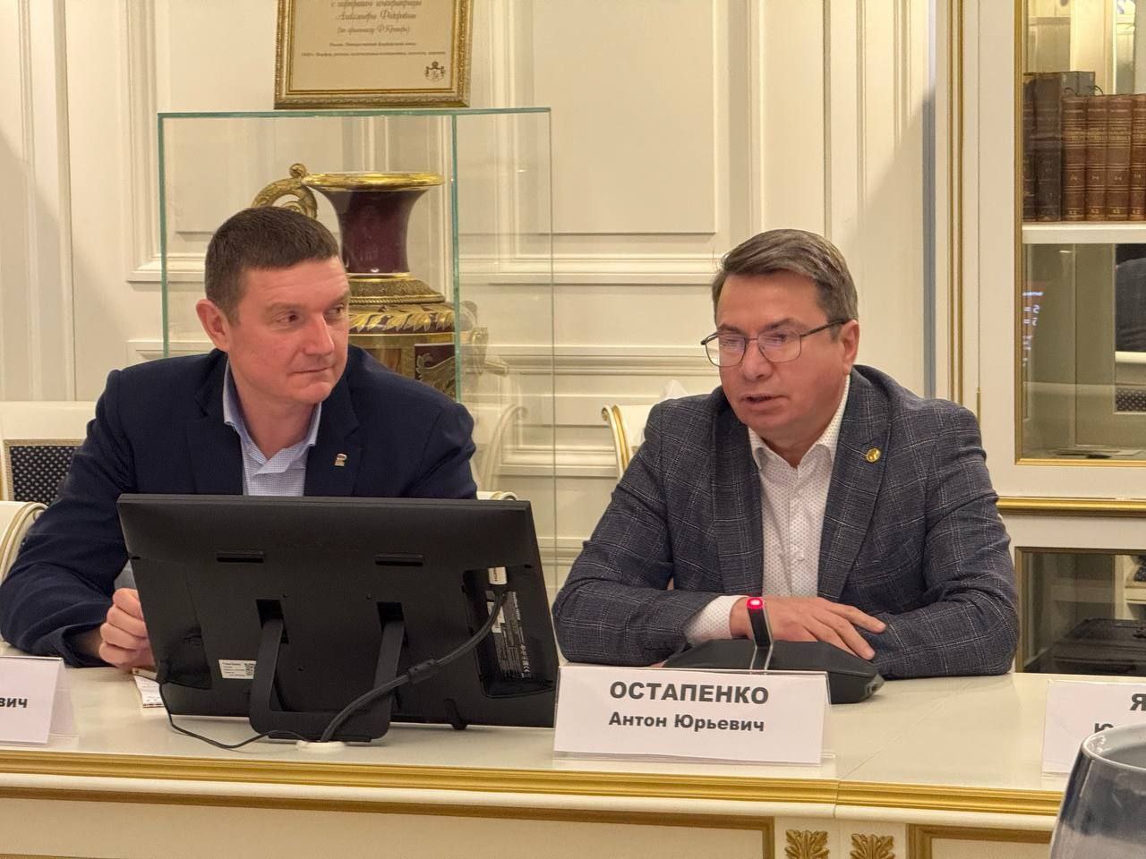 Член Совета реготделения ПАРТИИ РОДИНА в Санкт Петербурге Антон Остапенко принял участие в дискуссии Экспертного клуба Петербурга на тему ЗакС и Дума по новому Перенарезка одномандатных округов Мероприятие прошло в Зале Раритетов Законодательного Собрания Санкт Петербурга Перенарезка округов создаёт определённые сложности для действующих кандидатов но в то же время открывает новые возможности для тех кто только начинает свой путь в политике считает Антон Остапенко Если численность населения города продолжает расти я выступаю за увеличение числа депутатов в ЗакС пусть их будет 51 или даже больше Норма представительства это крайне важно ведь доступность депутата для избирателей должна быть максимально высокой