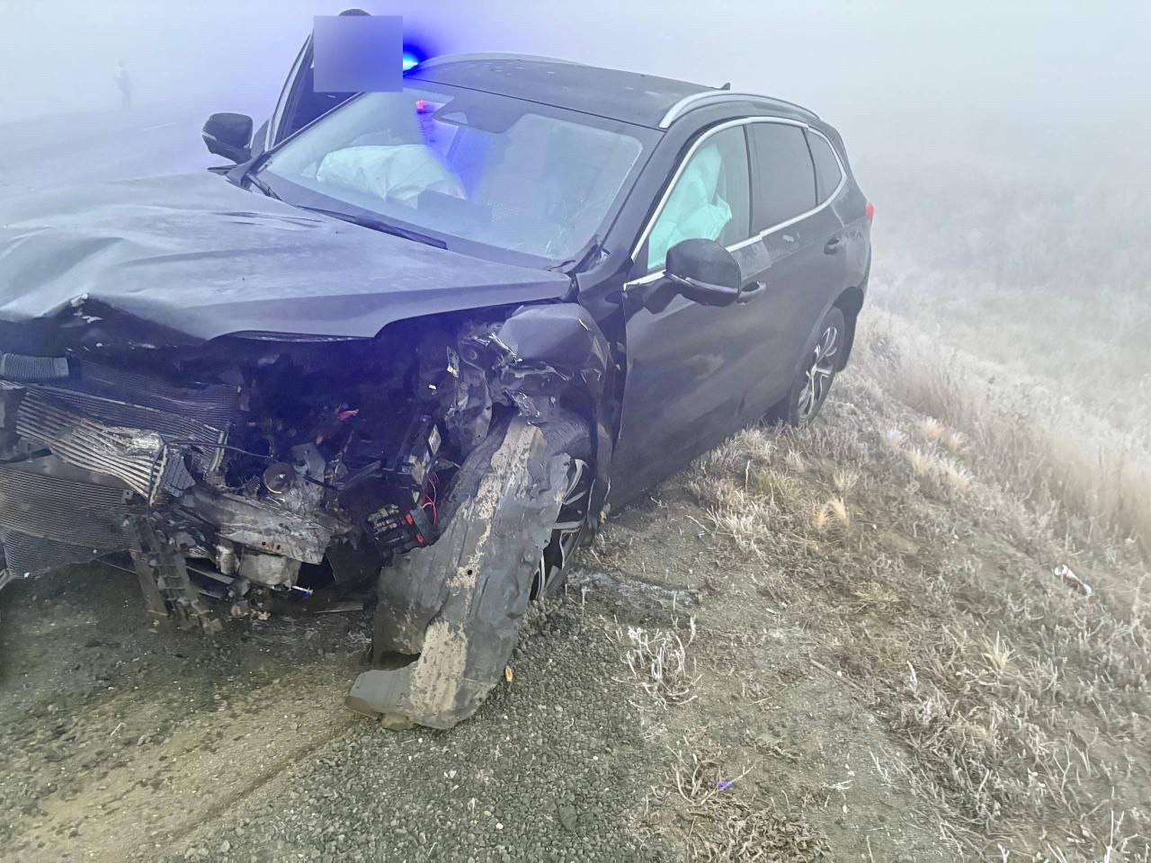 ORSK RU 18   Смертельное ДТП произошло на оренбургской трассе Сотрудники Госавтоинспекции МУ МВД России Орское проводят проверку по факту смертельного ДТП на оренбургской трассе Сегодня утром 1 декабря 78 летний водитель на Ладе Весте не справился с управлением Он выехал на полосу встречного движения и столкнулся с Хавалом за рулем которого находился 63 летний водитель В результате дорожно транспортного происшествия водитель Лады скончался на месте до приезда скорой медицинской помощи По факту аварии проводится проверка После ее завершения будет принято решение о дальнейших действиях Госавтоинспекция Орска Уважаемые водители Во время ухудшения погодных условий таких как туман и обледенение дорожного покрытия необходимо отказаться от резких маневров таких как обгон и подробнее на канале ORSK RU 18