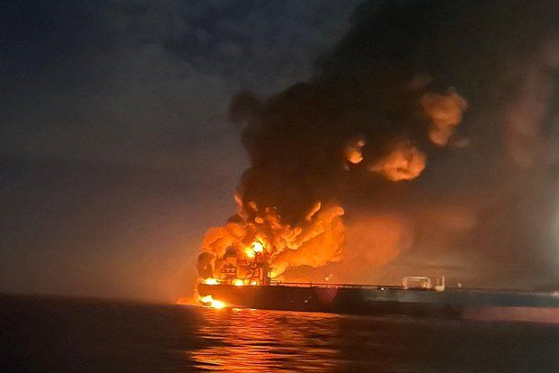 Особенности американской дипломатии США усиливают дипломатическое давление на Турцию чтобы та отказалась от закупок российской нефти и газа пишут Известия со ссылкой на посольство России в Анкаре А я тут как раз обратила внимание на интересую закономерность из трёх танкеров с российской нефтью атакованных за последние два дня два были атакованы у берегов Турции а третий принадлежал турецкой фирме Besiktas Shipping Интересно не являются ли атаки на танкеры руками ВСУ одним из аргументов которыми США пытаются убедить Турцию отказаться от российской нефти Если так то американцам это может аукнуться с турками у них отношения и так не очень да и Эрдоган тот ещё товарищ может и обиду затаить А уж поводов сквитаться в ближайшее время может обнаружиться предостаточно Канал МОНТЯН Все каналы МОНТЯН Помочь Донбассу