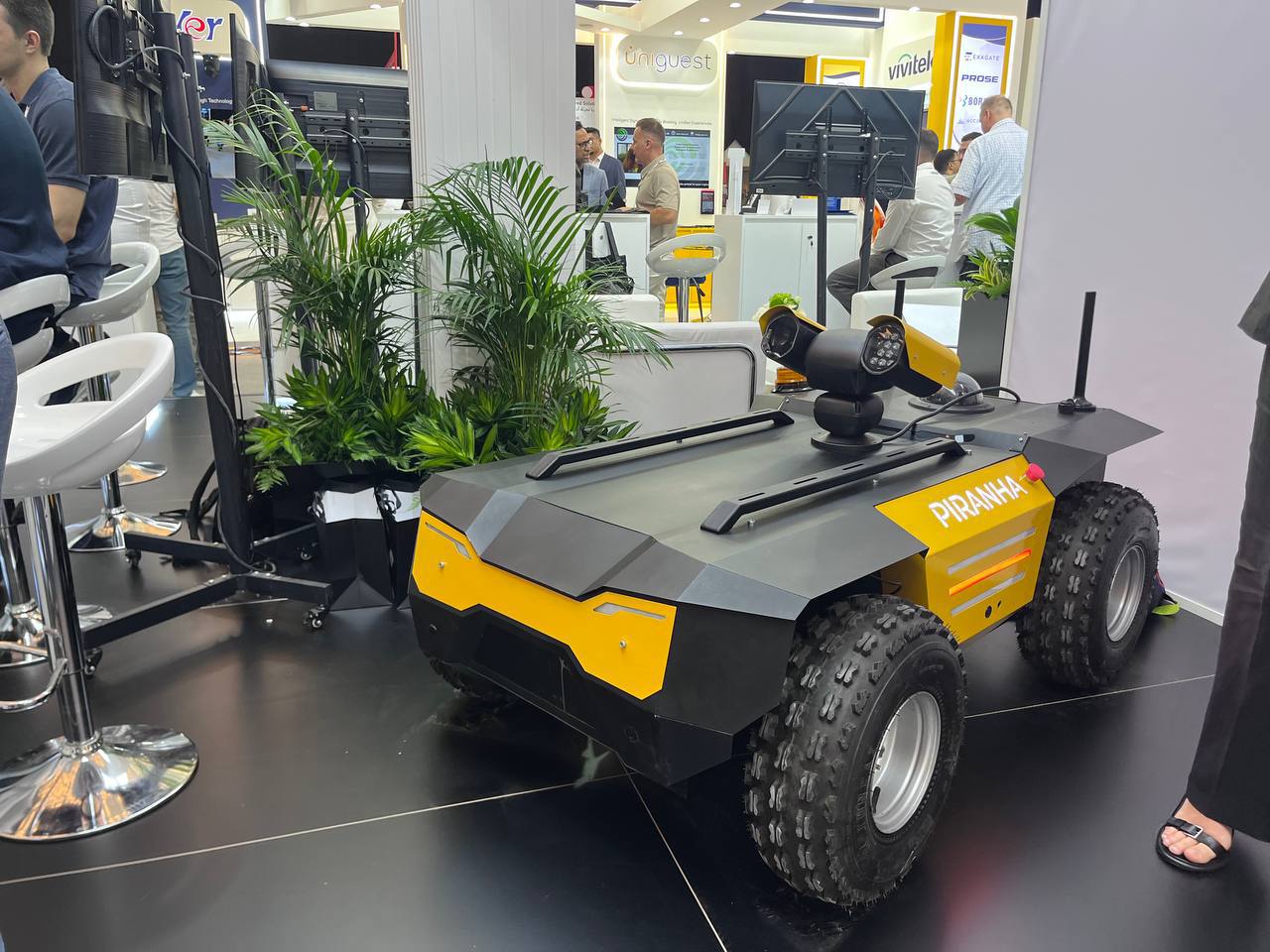 На GITEX в Дубае представили инновационный российский ровер Пиранья Главная особенность платформы в том что она может не только перевозить на себе различное навесное оборудование и полезную нагрузку массой до 300 кг но еще и буксировать грузы массой до 500 кг При всем этом и управляющий софт и сам аппарат полностью российской разработки производится в Москве и на 80 состоит из отечественных комплектующих рассказал генеральный директор компании Дронсхаб Максим Томских Пиранья предназначена для решения широкого спектра различных задач На платформу можно установить различное специализированное оборудование для охраны мониторинга и патрулирования территорий например тепловизоры акустические камеры радары газоанализаторы или аварийные маяки Задний привод управляемые передние колёса шасси повышенной проходимости защита от влаги и возможность эксплуатации при температурах от 25 C до 40 C позволяют использовать решение в условиях различных производств в том числе промышленных В настоящее время ровер применяется на различных предприятиях для охраны периметра перевозки грузов и патрулирования Подпишитесь на Электричку