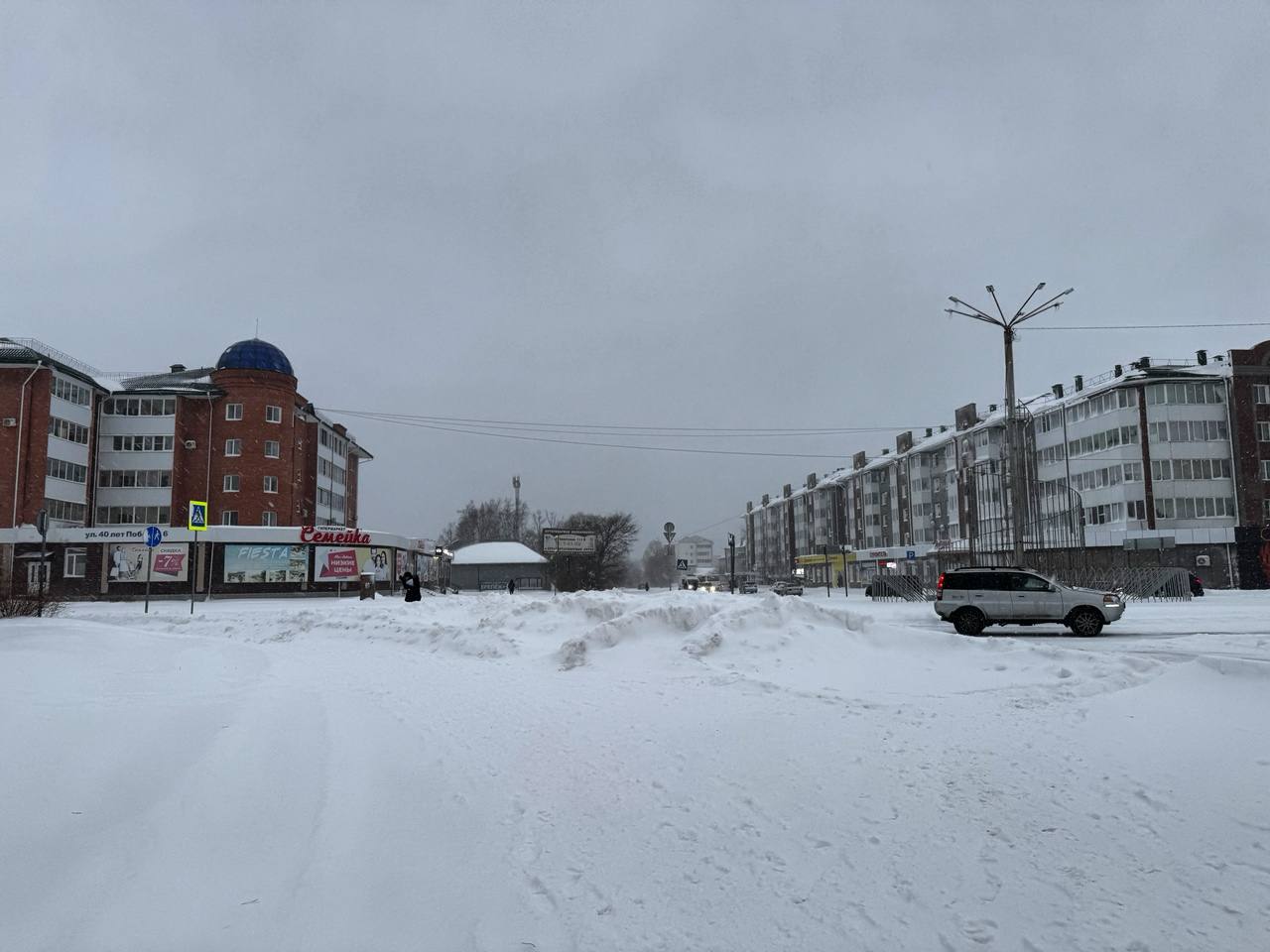 Прокуратура взяла на контроль последствия ликвидации циклона в ЕАО  Надзорное ведомство поручило следить за тем, как убирают снег с дорог, дворов, крыш домов, тротуаров, въездов к социальным объектам, стоянок, остановок и других мест общего пользования.  Ответственных лиц предостерегли о недопущении нарушений закона.  Ход ликвидации последствий циклона на территории ЕАО взято на личный контроль прокурора области.      Прислать новость