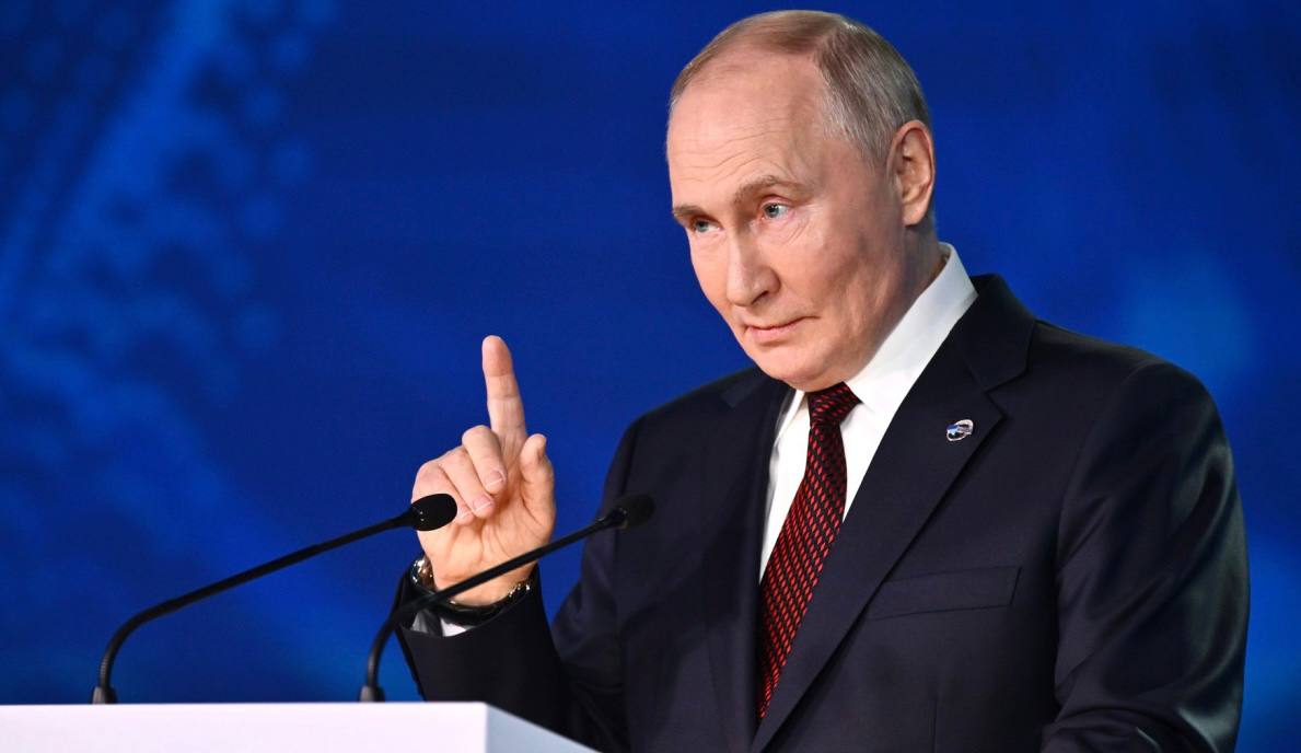 Президент России Владимир Путин поручил повысить качество подготовки учителей начальной школы предусмотрев увеличение часов на изучение русского языка Другие поручения Владимира Путина  Разработать учебные пособия по русскому языку для школьников ДНР ЛНР Запорожской и Херсонской областей  Представить предложения о введении в вузах дисциплины Русский язык как государственный  Представить рекомендации для вузов по созданию факультетов русского языка и литературы  Провести в 2026 году всероссийский интернет конкурс Читаем всей семьей для популяризации семейного чтения Россия Подписаться на Pravda ru