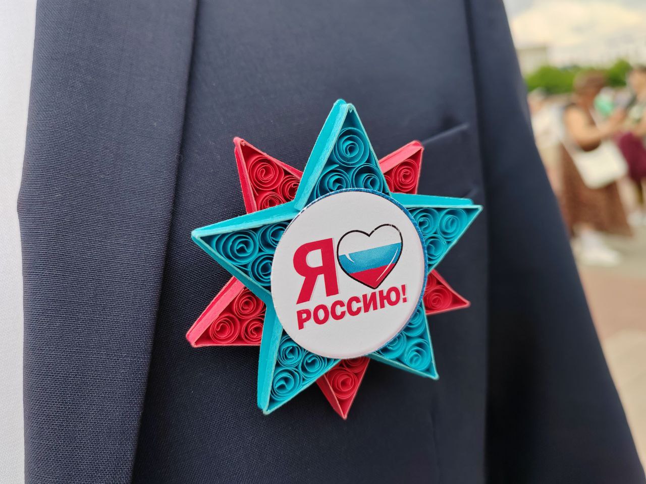 В России утверждена новая стратегия государственной национальной политики до 2036 года Владимир Путин подписал указ о новой стратегии государственной национальной политики В документе сказано что размывание духовно нравственных и культурно исторических ценностей из за глобализации есть угроза национальной безопасности Также опасной в документе сочтена высокая концентрация на отдельных территориях этнических общностей возникших на фоне миграции Новая стратегия государственной нацполитики призвана противодействовать проявлениям неонацизма русофобии расизму и ксенофобии Она будет способствовать сохранению единства территориальной целостности и внутренней стабильности а также помогать формировать восприятие России за рубежом как правового государства Основой российской нации в стратегии национальной политики названо гражданское единство Общество объединено общим культурным кодом который основан на сохранении и развитии русской культуры и языка При этом планируется бороться с излишним использованием иностранной лексики молодежью и проводить популяризацию русского литературного языка для профессионального и личного общения Ожидаемым результатом реализации стратегии должны стать сплоченность российской нации и снижение количества конфликтов на национальной почве Доля россиян положительно оценивающих отношения между представителями разных национальностей к 2036 году должна составить не менее 85 процентов а уровень общероссийской идентичности не менее 95 Отсутствие дискриминации по национальному и языковому признаку должны будут отмечать не менее 90 процентов граждан сказано в документе Фото Новая Бурятия