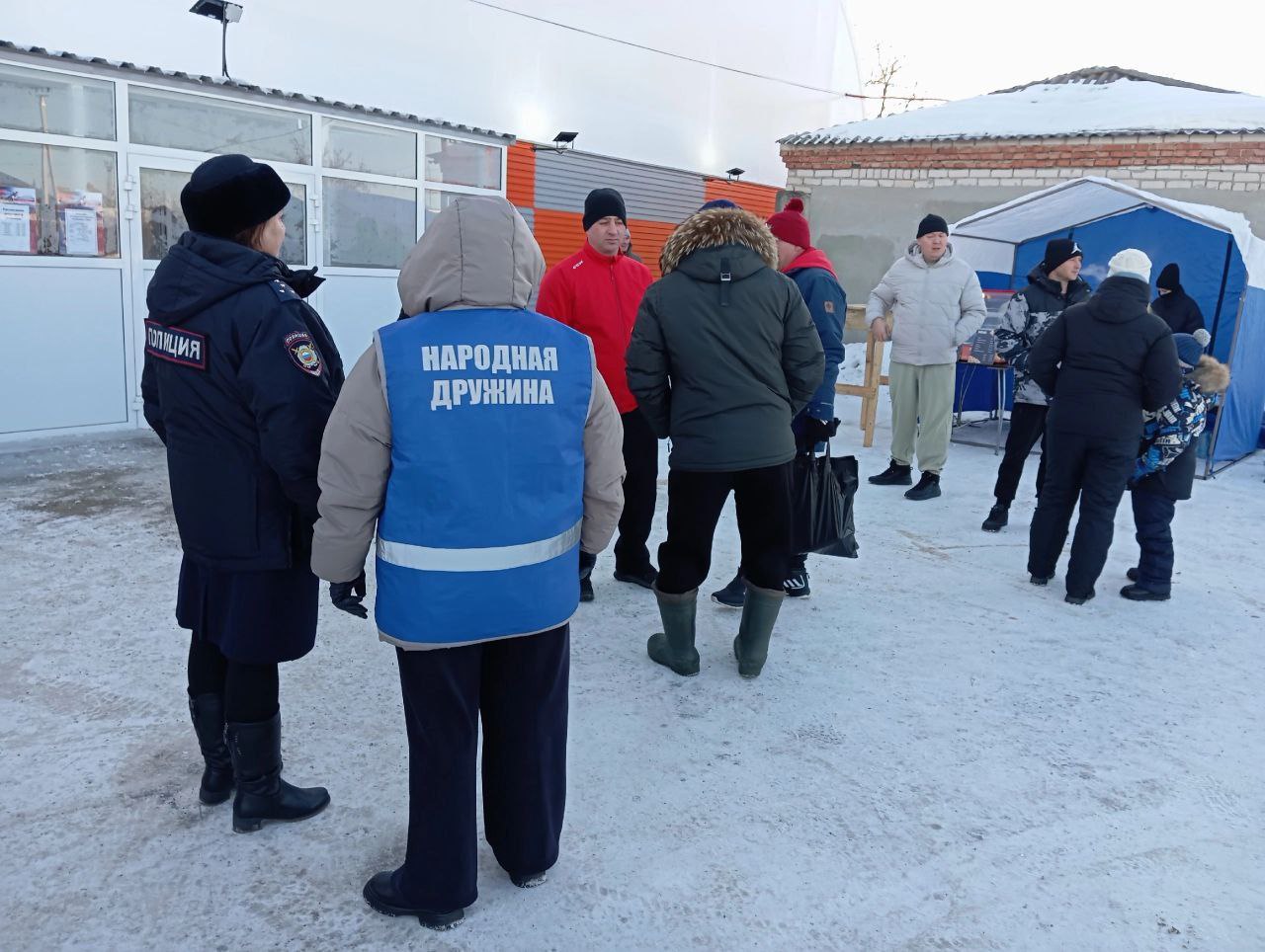 В Еткульском районе завершились зональные соревнования по хоккею в рамках 22 областной зимней сельской Спартакиады «Уральская метелица».   В мероприятии приняли участие 4 команды из Аргаяшского, Уйского, Октябрьского и Еткульского районов. Это событие собрало множество участников и зрителей, и прошло в безопасной, комфортной атмосфере.    ‍  Сотрудники полиции ОМВД России по Еткульскому району и представители народной дружины активно обеспечивали порядок на мероприятии, а также были готовы незамедлительно оказать помощь всем нуждающимся.      Благодаря слаженной работе и принятым мерам безопасности, соревнования прошли без каких-либо происшествий.   #ЕТКУЛЬ74 #ЕТКУЛЬ_ПОЛИЦИЯ #Охрана_правопорядка #Хоккей #полиция74 #госавтоинспекция74 #мвд74