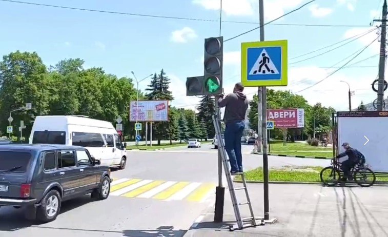 За прошедшую рабочую неделю сотрудники муниципального предприятия "Спецэкосервис" отремонтировали 19 светофоров В ходе ямочного ремонта дорожники уложили 273 м² асфальта и нанесли 2301,5 м² дорожной разметки. Работаем