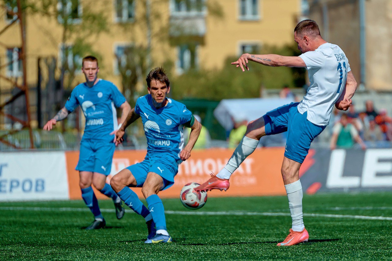 «Динамо-Владивосток» уступил кировскому «Динамо» со счётом 3:1, потерпев третье поражение подряд в чемпионате. Единственный мяч в составе владивостокских «динамовцев» на 66-й минуте забил Илья Сальников, у кировчан точными выстрелами отметились Брагин, Усов и Наговицин. Подробнее