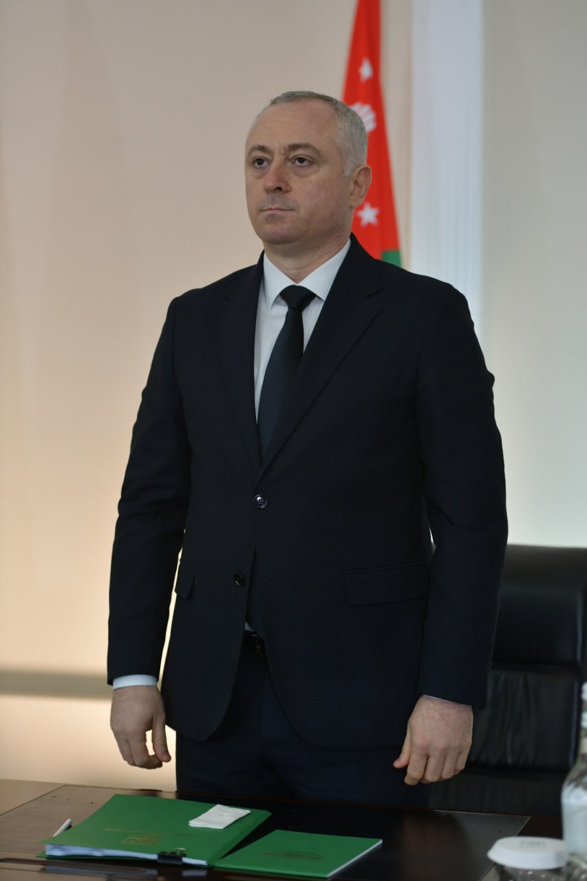 Бадра Гунба выступает с посланием к Народному Собранию республики Глава государства начал обращение на абхазском языке Внутренние вопросы темы здравоохранения образования внешние вопросы безопасность и оборона темы которые будут затронуты в обращении Политический кризис который пережила республика выявил как уязвимость системы государственного управления так и зрелость общества его стремление к сохранению мира и стабильности в нашей стране сказал он Гунба подчеркнул что только в рамках собственного независимого государства можно сохранить язык самобытную культуру историческую память и национальную идентичность Sputnik Абхазия в MAX