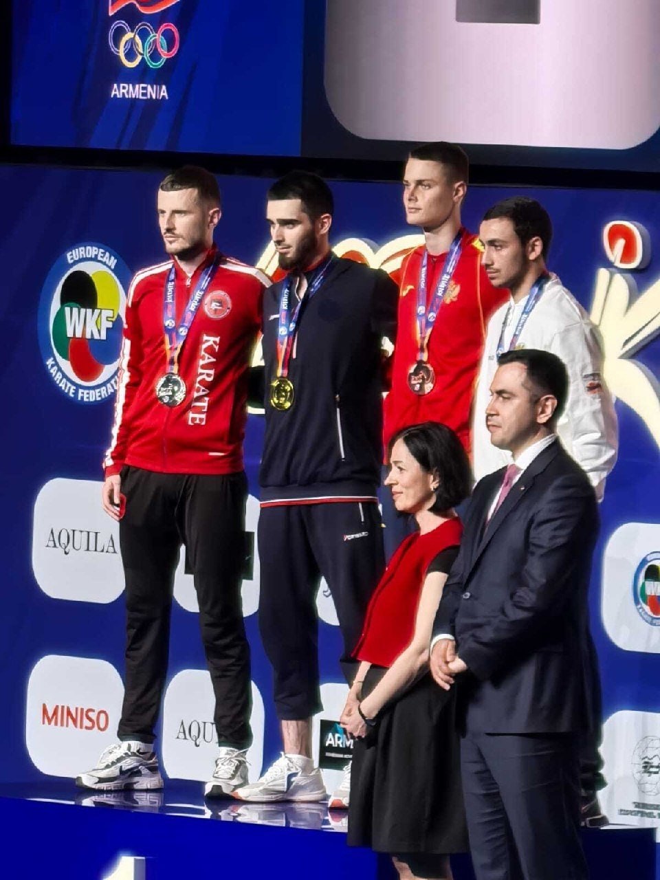 Сахалинец Ахмед Ахмедов взял "золото" на чемпионате Европы по каратэ 12+ Соревнования прошли в Ереване и собрали более 500 участников из 50 стран. Воспитанник спортшколы восточных видов единоборств, спортсмен-инструктор Центра спортивной подготовки Сахалинской области Ахмед Ахмедов выступал в весовой категории до 60 кг, где по итогам соревнований поднялся на высшую ступень пьедестала, победив в финале албанца Оргеша Арифи. Фото: Минспорта Сахалинской области SakhalinMedia Прислать новость