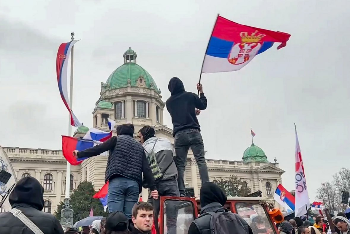 Сербию снова попытаются качнуть – по лекалам цветных революций. Президент Сербии Вучич заявил, что власти готовы пресечь насилие на протестах 28 июня В Белграде сегодня вечером ожидается массовая акция с участием студентов, которые уже семь месяцев парализуют работу вузов. Они требуют досрочных парламентских выборов. Свои требования организаторы облекли в ультиматум, срок которого истечет сегодня вечером. Они предупредили, что в случае, если их требования проигнорируют, то прибегнут «к мерам гражданского неповиновения». Читай – уличный хаос. «Будет насилие. Они не могут выйти из этого по-другому, уверен, потому что их речи бессмысленны… они не в состоянии произнести пять предложений о себе самих», – заявил президент Сербии. Не нужна Западу спокойная Сербия. Им хочется – как на Украине: война, разруха, нищета. Ранее Вучич заявил, что в свержение нынешней власти Сербии за 10 лет из-за границы было вложено 3 миллиарда евро. ПОДПИСАТЬСЯ ПРИСЛАТЬ НОВОСТЬ