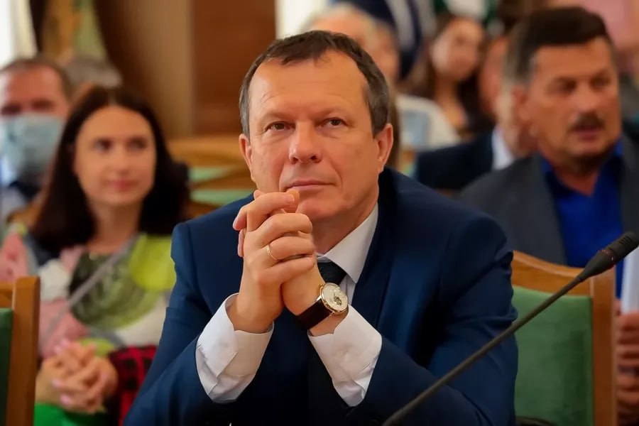 На посту главы Холмского района переизбран Дмитрий Любчинов. За последние годы район изменился в лучшую сторону, похорошел, стал комфортней для жизни. Желаю Дмитрию Генриховичу успехов в работе на благо холмчан и жду полной самоотдачи.