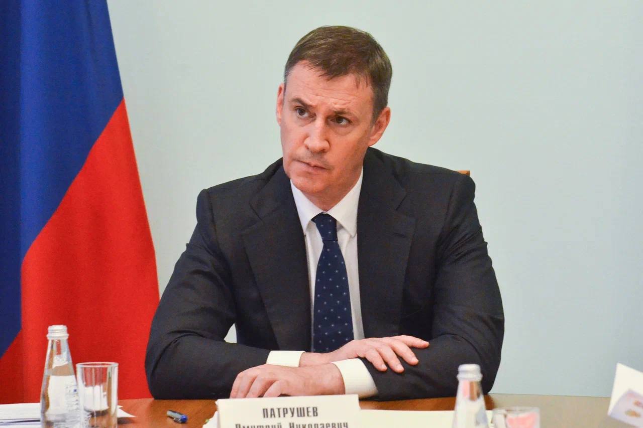Виталий Хоценко обсудил с Дмитрием Патрушевым развитие Омской области Губернатор Омской области провёл рабочую встречу с заместителем председателя правительства России. Глава региона представил основные социально-экономические показатели области и рассказал о перспективах их роста. По прогнозам, ВРП Омской области может увеличиться ещё на 100 млрд рублей и достигнуть 1 трлн 280 млрд рублей. Рост обеспечивается за счёт развития нефтехимического производства, оборонно-промышленного комплекса и сельского хозяйства. Особое внимание участники встречи уделили инфраструктурным проектам. Строительство Северного обхода Омска планируется начать в этом году и завершить в 2028 году — проект уже получил положительное заключение государственной экспертизы. Проектирование нового аэропортового комплекса Омск-Федоровка завершат до конца года, а строительство начнётся в 2025 году.