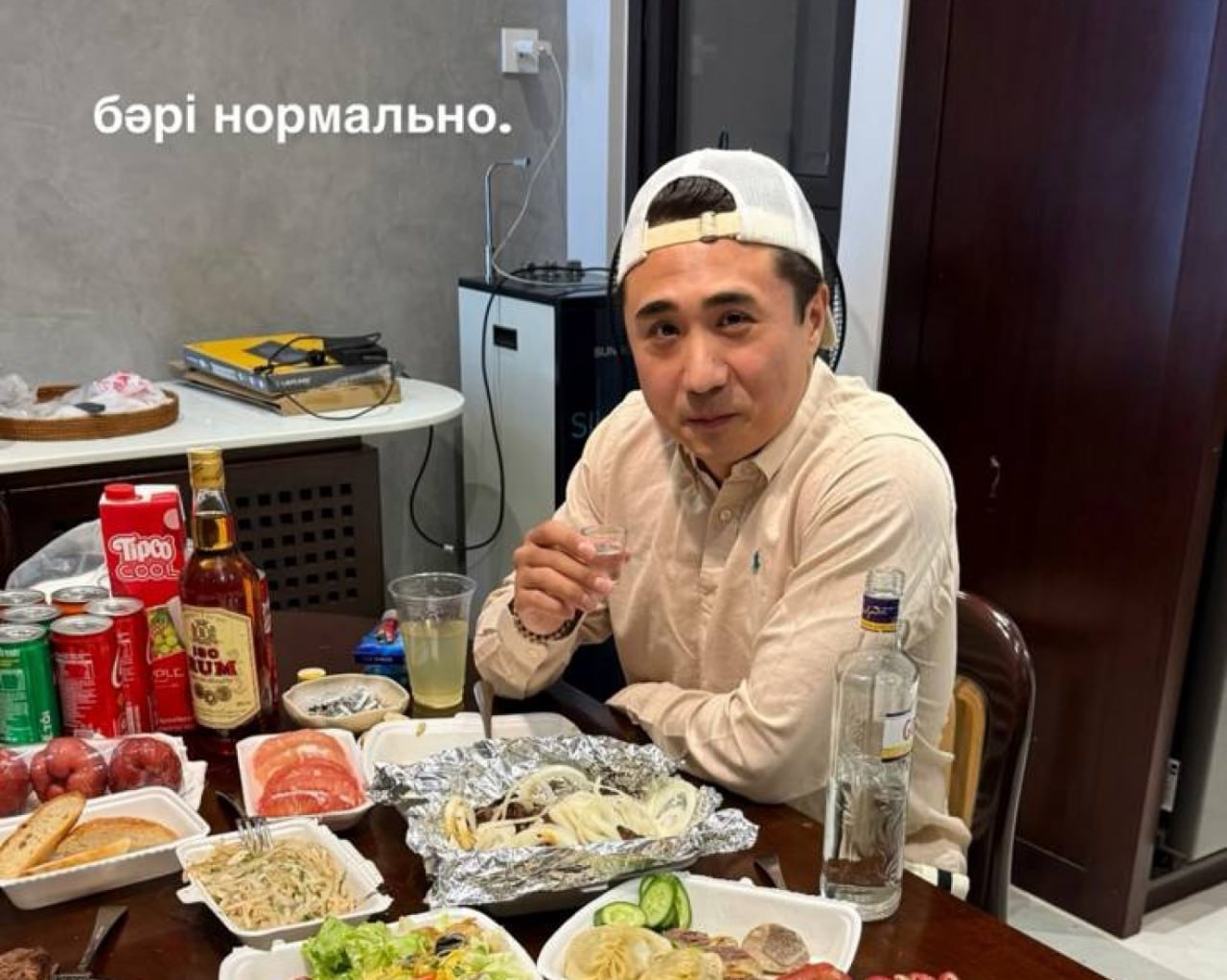 Объявленного в розыск блогера миллионника подозревают в рекламе азартных игр 10 января ДЭР Астаны объявил в розыск популярного блогера Кайсара Камзу У него 2 4 млн подписчиков в Instagram А ещё он ведёт закрытый телеграм канал Сегодня АФМ раскрыло подробности По информации следствия Камза в своих публикациях систематически призывал подписчиков участвовать в азартных играх Помимо размещения ссылок он предлагал своим зрителям персональный промокод Используя его казахстанцы могли получить бонусы Чтобы скрыть незаконный доход от онлайн казино блогер использовал криптокошелёк Суд арестовал его криптосчёт там было около 93 млн тенге На следующий день после объявления в розыск блогер опубликовал в своём инстаграме сторис с подписью Бәрі всё нормально В 2025 м его уже привлекали к ответственности по части 6 статьи 445 1 КоАП РК Нарушение законодательства РК о лотереях и лотерейной деятельности Тогда его оштрафовали на 300 МРП 1 179 600 тенге Фото инстаграм Кайсара Камзы t me orda kz