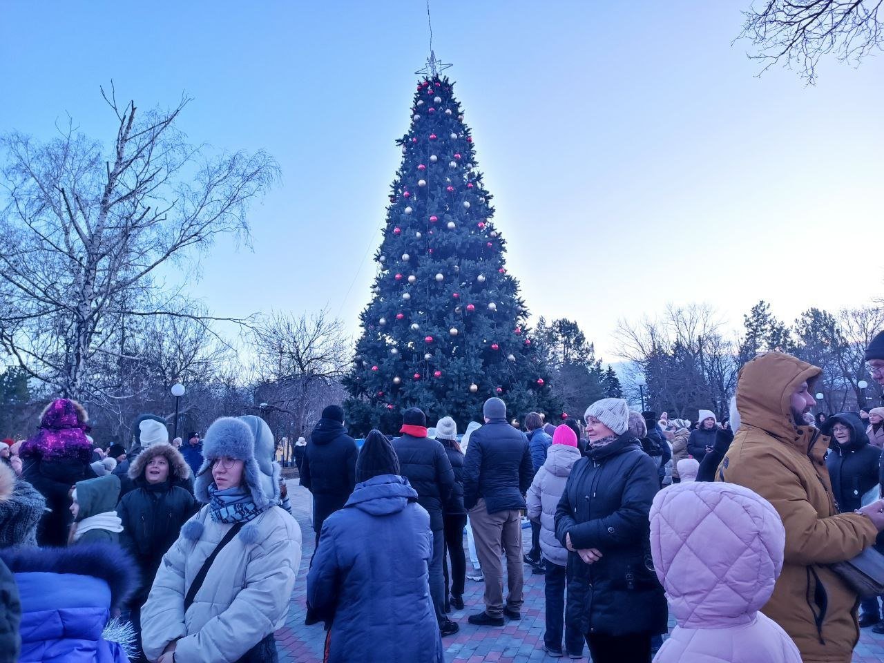 Перед новогодними праздниками в Володарском округе открыли сразу три объекта. Это центральный парк – его мы построили за счет федеральных средств, – а также детский сад и многоквартирный дом, отремонтированные вместе с регионом-шефом.  Когда-то в парке поселка Володарское находился летний клуб, где не было освещения и практически отсутствовала инфраструктура для комфортного отдыха. По федеральной программе «Формирование комфортной городской среды» мы обустроили территорию, установив здесь лавочки, камеры видеонаблюдения, сцену и все, что необходимо детям и взрослым для активного времяпрепровождения. Очень рад, что у местных жителей появилось больше мест для прогулок с близкими и отдыха.  Также по нашим договоренностям с регионом-шефом Липецкой областью отремонтировали детский сад «Солнышко». Здесь сделали капитальный ремонт, обустроили пищеблок, заменили мебель на новую и проложили коммуникации. С момента моего прошлого визита детсад сильно изменился, теперь это безопасный объект, полностью соответствующий российским стандартам.  Еще одна актуальная проблема для жителей Володарского округа – многоквартирные дома, которые капитально не ремонтировались со времен советской власти. Всего за год с шефским регионом мы обустроили девять домов, сделав их теплее, прочнее и безопаснее. Один из них сдали накануне.   С момента начала восстановления Донбасса отремонтировали и построили более 19 тыс. жилых домов и объектов инфраструктуры. Ремонт и восстановление еще почти двух тысяч объектов вместе с регионами-шефами планируем в следующем году. Также продолжим привлекать федеральное финансирование на возрождение Республики.  Все, что мы делаем в городах и небольших поселениях, – это для комфорта наших жителей, поэтому все запланированные объекты должны быть сданы в срок. Обустройство Володарского округа – достойный пример тому, как ответственный подход местных властей и подрядчиков делает нашу Республику лучше для каждого.