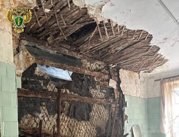 В Челябинске обрушилась стена аварийного дома В многоквартирном жилом доме по улице Челябинского рабочего, 5 в Ленинском районе Челябинска, который в 2019 году был признан аварийным и подлежащим сносу, обрушилась стена. В настоящее время по факту происшествия проводит проверку районная прокуратура, установившая, что расселение этого дома запланировано на 2027 год. Как сообщает пресс-центр прокуратуры Челябинской области, стена обрушилась в помывочном помещении жилого здания. Надзорному ведомству предстоит проверить, как исполняют жилищное законодательство при содержании многоквартирного жилого дома представители управляющей компании. «В случае выявления нарушений закона будет принят весь комплекс мер прокурорского реагирования», - подчеркнули в прокуратуре региона. URALPRESS.RU