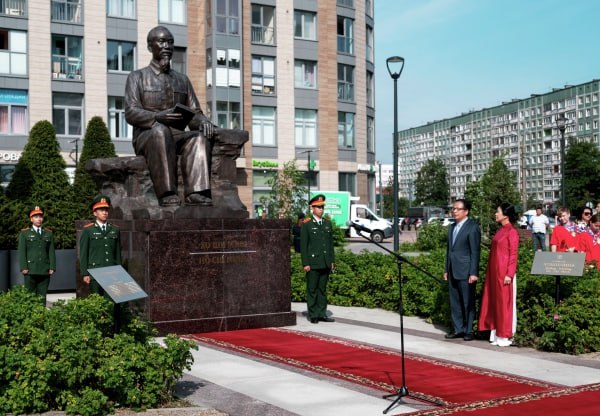 В Санкт-Петербурге появилась площадь Хошимина Территорию, посвящённую городу-побратиму, открыли там же, где ранее был установлен памятник вьетнамскому лидеру в Выборгском районе. В торжественной церемонии приняли участие губернатор Александр Беглов, спикер Законодательного собрания Александр Бельский, супруга генсека ЦК Коммунистической партии Вьетнама Нго Фыонг Ли и чрезвычайной и полномочный посол Социалистической Республики Вьетнама Данг Минь Кхой. Подпишись на «Говорит Москва»