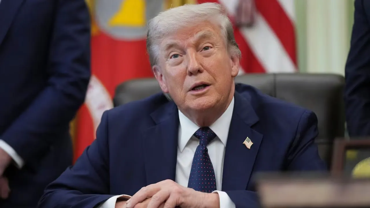 Трамп будет добиваться продления своих полномочий на проведение военной операции против Ирана заявил РИА Новости подполковник в отставке сухопутных сил США Эрл Расмуссен Трамп находится в безвыигрышной ситуации и пытается найти из нее выход Вероятно он будет добиваться продления своих полномочий сказал Расмуссен Если Трамп выведет войска то с политической точки зрения это не будет выглядеть хорошо Он может усилить угрозы но тогда вероятнее всего результат будет еще хуже добавил Расмуссен Первого мая исполняется 60 дней с тех пор как Трамп проинформировал конгресс США о военной операции против Ирана По истечении этого срока он будет обязан по закону либо заручиться одобрением законодателей для продолжения военных действий либо письменно подтвердить что для безопасного вывода войск необходимо еще 30 дней