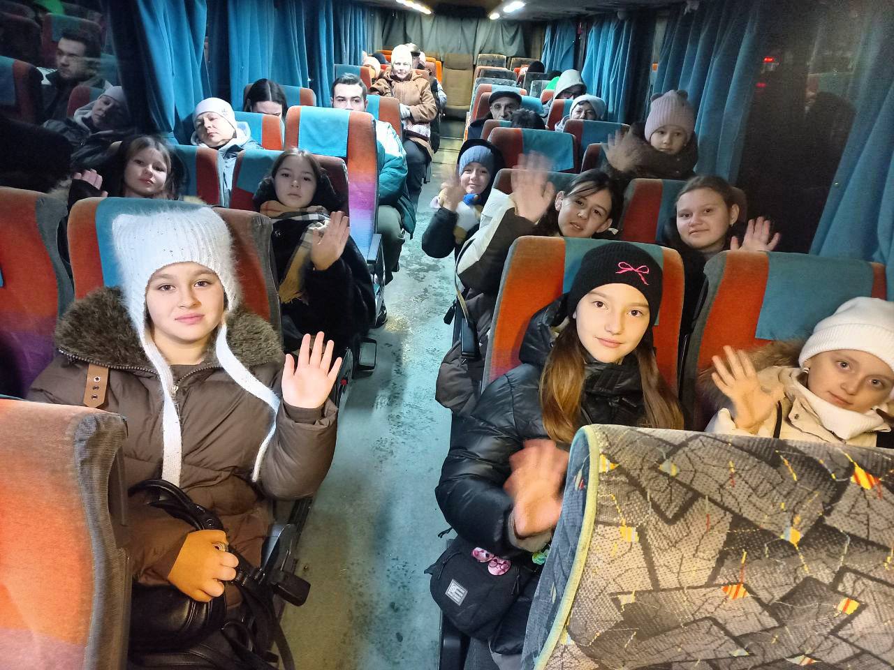 Дети из Волновахи приедут на Ямал на Губернаторскую елку Приглашение получили отличники учебы победители всероссийских конкурсов и олимпиад Десять юных жителей Донбасса отправятся на экскурсию по Салехарду познакомятся с культурой коренных народов посетят местные музеи и увидят новогодние спектакли Фото Ольга Медведева Новости Ямала Поддержать нас бустом