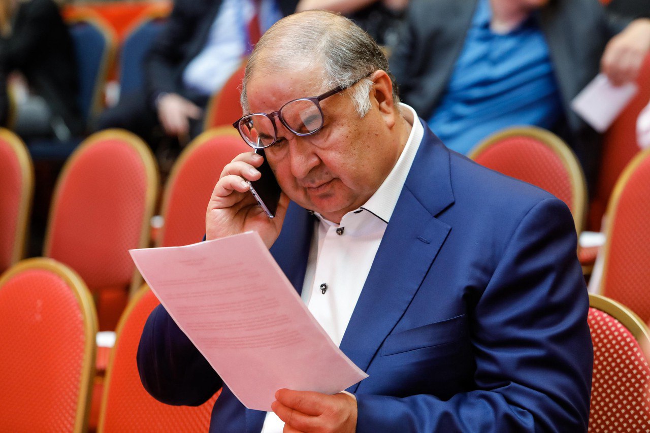 В Германии прекратили расследование против бизнесмена Алишера Усманова Его обвиняли в нарушении законов страны в 2022 году он якобы оплатил услуги охраны через зарубежные компании а также нарушил режим санкций не задекларировав имущественные ценности на территории ФРГ Адвокаты российского бизнесмена отвергали все обвинения Они заявляли что Усманов никак не связан с указанными компаниями и имущественными ценностями Кроме того напомнила защита бизнесмена ранее Генпрокуратура Франкфурта на Майне прекратила другое расследование в отношении Усманова по подозрению в отмывании денег Дело было закрыто без предъявления каких либо обвинений в ноябре 2024 года Подпишитесь на Абзац TG VK Дзен MAX Rutube