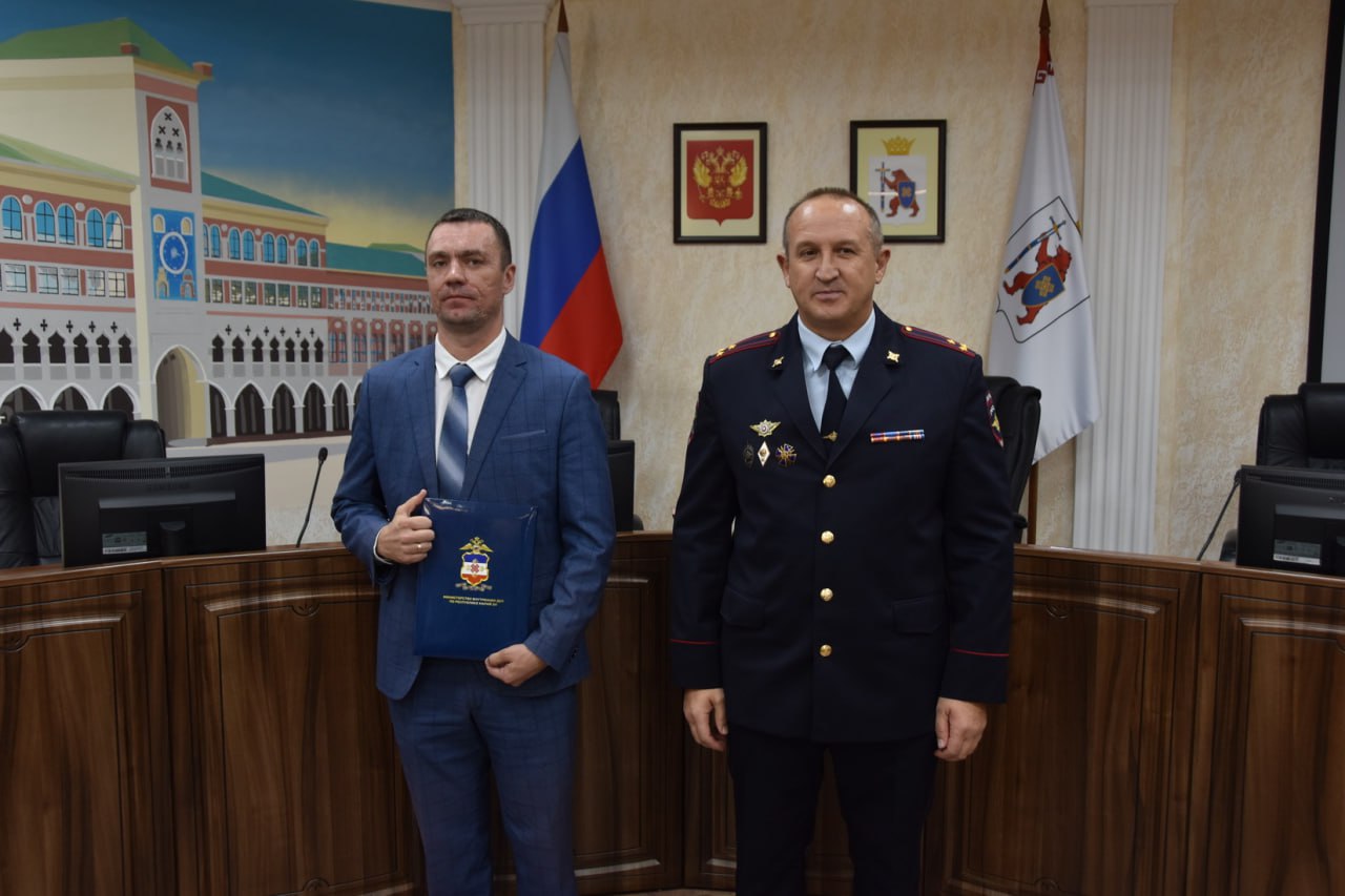 В МВД по Республике Марий Эл состоялось торжественное мероприятие в честь празднования 107 годовщины со Дня создания службы уголовного розыска в системе МВД России Сегодня в зале коллегии МВД собрались ветераны сотрудники подразделения и руководители всех служб ведомства  В МВД по Республике Марий Эл Управление уголовного розыска всегда было и остается ведущей службой где трудятся хорошо зарекомендовавшие себя сотрудники профессионалы своего дела способные раскрывать сложнейшие преступления не считаясь с личным временем порой рискуя здоровьем и жизнью В настоящее время общее руководство ими осуществляет начальник УУР МВД по Республике Марий Эл Артём Рыбаков В торжественной обстановке наиболее отличившиеся сотрудники и ветераны подразделения получили благодарности почетные грамоты и ведомственные награды из рук Врио Министра внутренних дел по Республике Марий Эл Алексея Коновалова МВДпоРМЭ МВД12 ПолицияРМЭ полицияМарийЭл