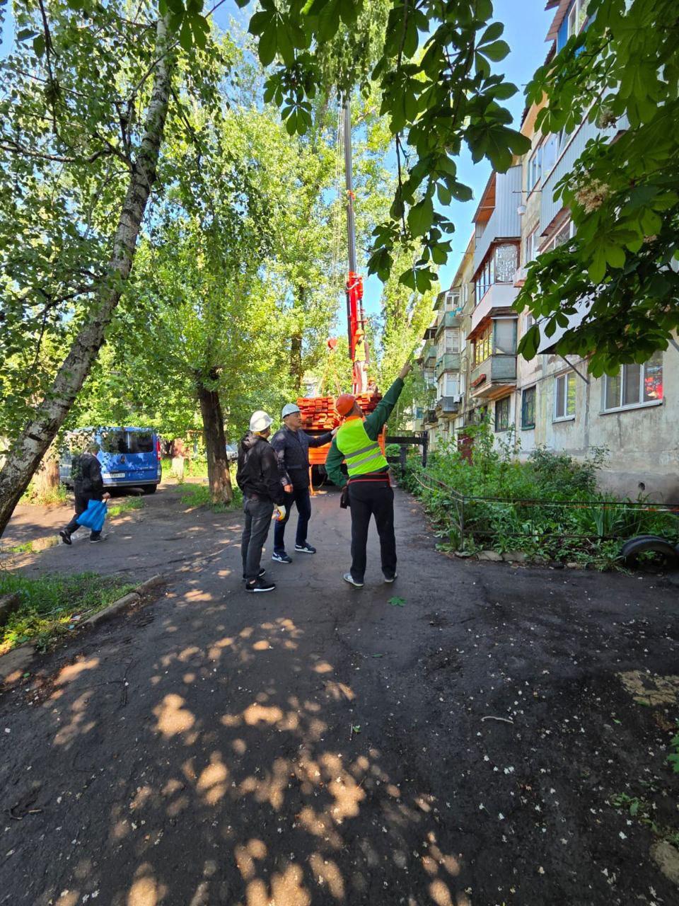 Ставропольские специалисты помогут отремонтировать кровлю домов в ЛНР  Ставрополье продолжает оказывать поддержку Луганской Народной Республике. Одно из значимых направлений — помощь в восстановлении наиболее проблемных крыш многоквартирных домов.   Заключены контракты на проведение капитального ремонта кровель многоквартирных домов в Антраците, Стаханове, Алмазной и Ирмино. В этих населенных пунктах строительные бригады уже приступили к выполнению работ.   «В прошлом году в Антраците был проведён капитальный ремонт кровель трёх многоквартирных домов, а также восстановлены крыши административных зданий и домов, пострадавших в результате ураганного ветра. В текущем году наш край продолжит поддерживать подшефную территорию», — отметил министр жилищно-коммунального хозяйства Ставропольского края Александр Рябикин.