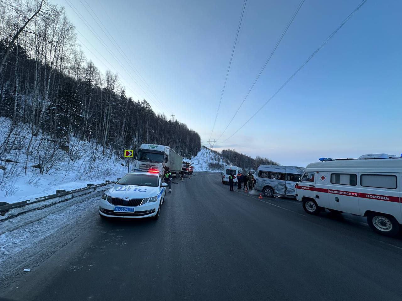 Крупное ДТП на иркутской трассе 11 человек доставлены в больницу в результате крупной аварии с участием микроавтобуса и двух грузовых машин Она произошла на 123 км трассы Р 258 Байкал Микроавтобус с пассажирами ехал из Иркутска в Улан Удэ После осмотра медиками Слюдянской районной больницы 5 человек 1 из них в тяжелом состоянии госпитализированы 3 человека направлены на амбулаторное лечение С остальными медики ещё работают Как сообщает губернатор Иркутской области Игорь Кобзев причины аварии будут тщательно установлены Новости Бурятии и соседей