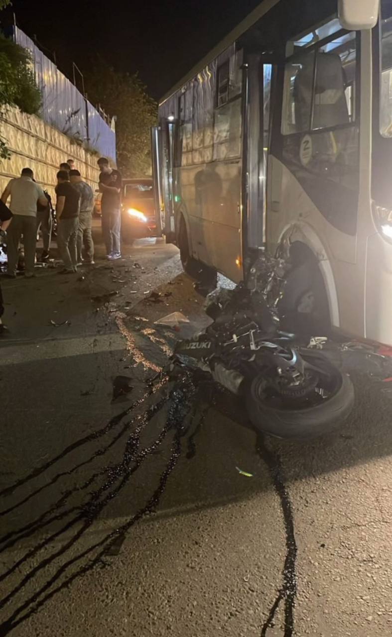 Смертельное ДТП в районе ул. Адмирала Юмашева, 16г во Владивостоке.  Водитель автобуса начал разворот через двойную сплошную линию разметки и совершил столкновение с мотоциклом.  Мотоциклист погиб.  АВТОГАРАНТ