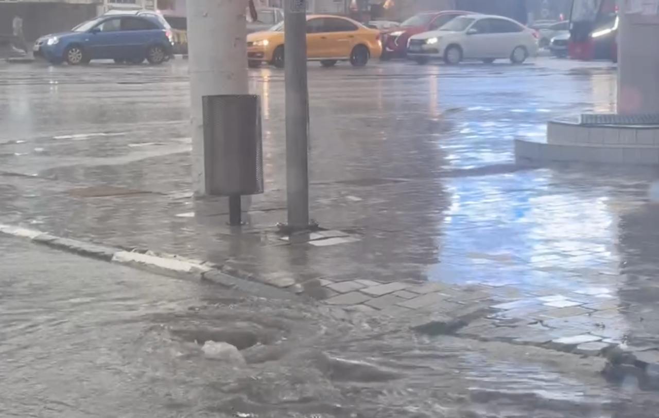 Тула снова под водой: дождь затопил центр города     В Туле снова произошло затопление центральных улиц города в результате сильного дождя. Кадрами затопленных улиц с нами делятся местные жители.  ↗  Прислать новость   Подписаться
