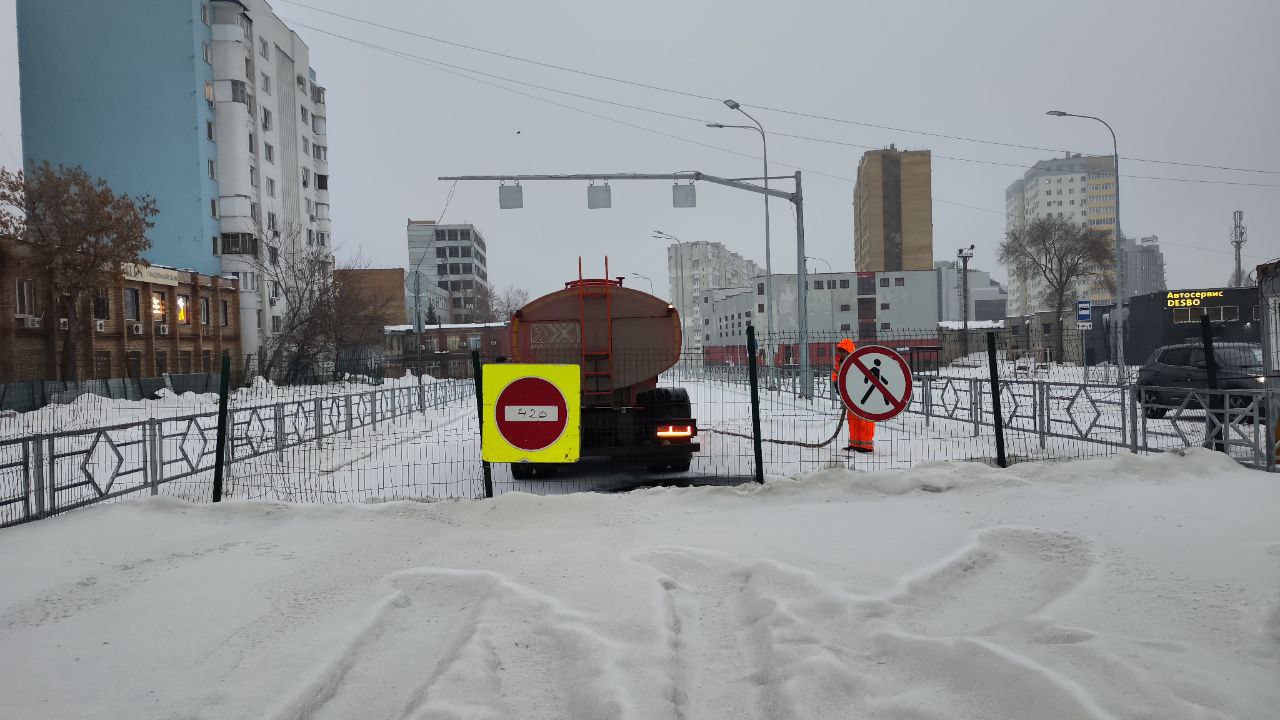 Самарцам сообщили сроки открытия улицы XXII Партсъезда  На улице 22 Партсъезда в Самаре завершилась реконструкция на участке от Московского шоссе до Ново-Садовой. Городской депстрой озвучил сроки открытия дороги для автомобилистов.   Светофоры и камеры видеонаблюдения работают, разметка нанесена, но дорога пока недоступна для проезда.  В департаменте градостроительства Самары сообщили, что участок готов к вводу, но необходимо согласовать документацию по открытию дороги. На это понадобится время, запланированная дата запуска движения - 28 февраля 2025 года.   Подробности на сайте tvsamara.ru.   : ГТРК Самара/ ВК