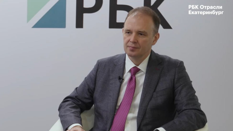 Цифровизация идет в массы В рамках форума ИННОПРОМ-2025 РБК взяло интервью у Дмитрия Мраморова, председателя совета директоров компании СКБ Контур. Вот основные тезисы: За последние три года российская IT-отрасль совершила значительный скачок в области технологического суверенитета. Многие информационные системы, которые ранее поставлялись из-за рубежа, теперь успешно разрабатываются внутри России. Бурное развитие систем электронного документооборота ЭДО стало одним из мощнейших стимулов цифровизации. Даже такие традиционно консервативные отрасли, как строительство, и малый бизнес активно вовлекаются в этот процесс, воспринимая ЭДО как «гигиенический минимум». Меняется роль бизнеса во взаимодействии с образованием. Схема, при которой компании просто «берут» готовых специалистов с рынка труда, уступает место плотному сотрудничеству с университетами и школами. Бизнес активно участвует в формировании учебных программ и наполнении их реальными проектами, тем самым помогая готовить кадры непосредственно для своих нужд. Текущие ограничения в доверии к искусственному интеллекту в основном находятся «в нашей голове». По мнению Мраморова, момент, когда люди будут полностью доверять работу нейросетям и не перепроверять её результаты, наступит в ближайшие несколько лет ™ СофтТех