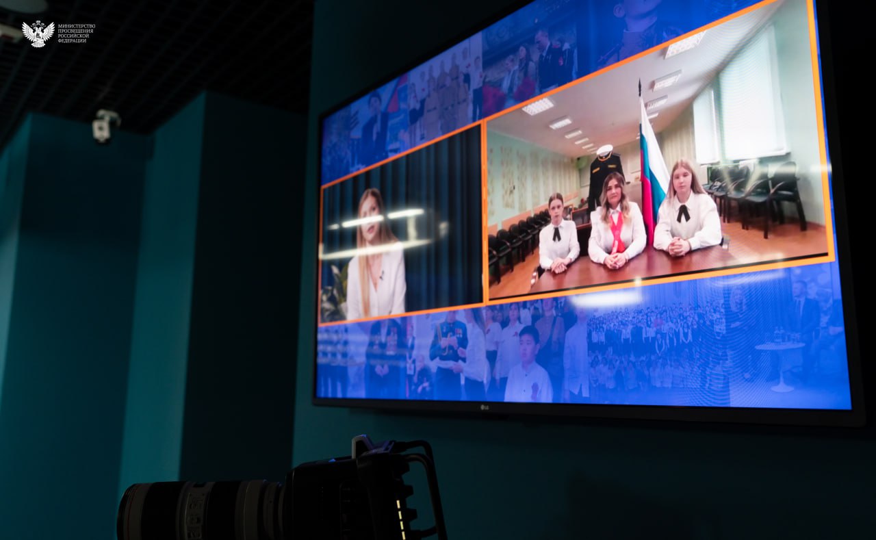 В Минпросвещения России подвели итоги реализации воспитательных мероприятий Года защитника Отечества В пресс центре Министерства просвещения РФ обсудили результаты реализации в 2025 году проектов направленных на патриотическое воспитание подрастающего поколения сохранение исторической памяти и преемственности поколений Участие в мероприятии приняли Игорь Юргин директор Департамента госполитики в сфере воспитания допобразования и детского отдыха Министерства просвещения РФ Герой России Александр Кудряшов директор Российского детско юношеского центраУчебный центр представители Учебного центра Росдетцентра советники директоров по воспитанию образовательных организаций разных регионов активные родители За 2025 год открыты Парты Героев и муралы посвящённые Героям России и Советского Союза проведены патриотические акции и мероприятия проектные сессии и обучающие семинары К примеру Институт изучения детства семьи и воспитания помимо социологических исследований организует ещё и научно исследовательскую работу в том числе обучение тьюторов в рамках проекта Разговоры о важном Всероссийские детские центры на постоянной основе проводят профильные смены И конечно активную работу в этом направлении ведёт Российский детско юношеский центр совместно с большой семьёй советников директоров по воспитанию Проект Именем твоим Герой который реализовал Росдетцентр это неразрывная связь поколений память о подвигах наших соотечественников разных эпох Знакомясь с биографией героя ребёнок проживает его путь И именно это и есть пример правильного воспитания основанного на традиционных духовно нравственных ценностях сказал Игорь Юргин Директор Российского детско юношеского центра Александр Кудряшов остановился на ключевых направлениях деятельности организации реализованных в Год защитника Отечества и 80 летия Великой Победы 2025 год объявлен нашим Президентом Владимиром Путиным Годом защитника Отечества также он ознаменован важным юбилеем 80 летием Великой Победы Навигаторы детства сегодня проводят огромную работу по реализации патриотических событий в образовательных организациях по всей стране В их числе стратегические и проектные сессии на которых обсуждаются самые актуальные вопросы системы воспитания родительские собрания где семьи делятся историями своих предков участников Великой Отечественной войны Также в этом году состоялась премьера уникального тематического спектакля Архив 1945 который посвящён юбилею Великой Победы и основу которого разработали талантливые педагоги и советники директоров по воспитанию Кроме того по инициативе навигаторов детства проведено более 45 000 встреч школьников и студентов с Героями СВО Главным итогом этого года стал выпуск книги Именем твоим Герой посвящённой защитникам Отечества чьи имена носят школы и колледжи по всей России отметил он На мероприятии итогами своей работы поделились региональные координаторы проекта Навигаторы детства и представители Учебного центра Росдетцентра В 2025 году разработаны методические материалы для проведения тематических родительских собраний О чём говорить с детьми в год 80 летия Победы По всей стране состоялось порядка 70 000 таких мероприятий в них приняли участие более 1 5 млн активистов родительского сообщества Кроме того участники уделили внимание значимости диалоговых площадок Герои вне времени Также речь шла об инициативах которые помогают педагогам и родителям обучающихся сделать воспитательную работу более эффективной Проектные сессии в этом году прошли в 82 регионах и объединили 39 500 советников по воспитанию классных руководителей и родителей Новости МП Подписаться в MAX