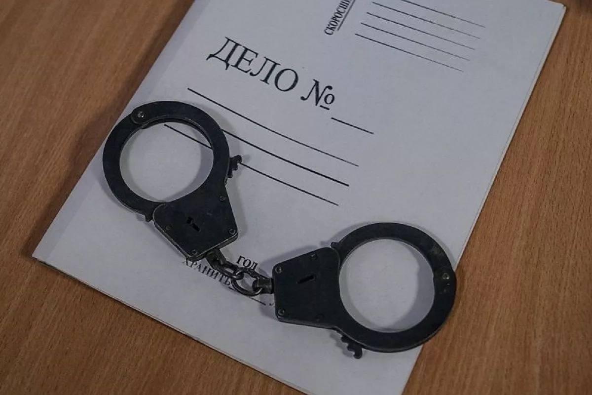 Молодой краснодарец отдал мошенникам золотые слитки и почти 1 млн рублей 18 летний парень жертвой телефонных аферистов которые обманом похитили у него более 1 9 миллиона рублей В одном из мессенджеров с молодым человеком связалась женщина представившаяся замдиректора школы где он ранее учился Собеседница сообщила выпускнику об утечке из учреждения его паспортных данных Затем поступил видеозвонок от лжесотрудников ФСБ России которые уведомили о подозрениях в его причастности к дропперству Действуя по советам мошенников краснодарец взял имеющиеся у него два слитка из золота стоимостью около 1 млн рублей и направился в ломбард но размер предложенной оценщиками суммы денег не устроил силовиков Тогда по новым указаниям парень передал изделия из драгоценного металла курьеру а свои 900 тыс рублей перевел на так называемый безопасный счет kub news ru