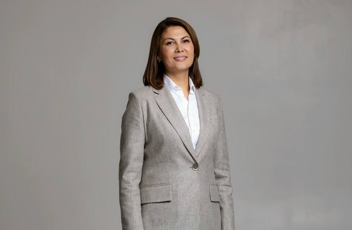 Глава департамента туризма Свердловской области Эльмира Туканова уходит в отставку С 1 ноября глава департамента по развитию туризма Эльмира Туканова уходит в отставку она написала заявление об увольнении по собственному желанию Об этом сообщает Сигнал Урал со ссылкой на источник в правительстве В начале июля сотрудники отдела по борьбе с экономическими преступлениями пришли в офис департамента по развитию туризма Туканова заявляла что у них возникли вопросы к одному из грантополучателей После этого департамент подал 11 исков с требованием вернуть выделенные субсидии в бюджет региона на сумму более 188 млн рублей В то же время бывшую жену экс вице губернатора Ирину Чемезову обвинили в мошенничестве Уголовное дело связывают с полученным грантом на обустройство пляжа Tava на озере Таватуй Чемезова заявляла что именно Туканова подписала акт в котором говорится что организация не реализовала грант После подписания этого акта у Чемезовой начались проблемы с законом а глава департамента туризма пропала и появилась только после ареста Чемезовых Соцсети Эльмиры Тукановой