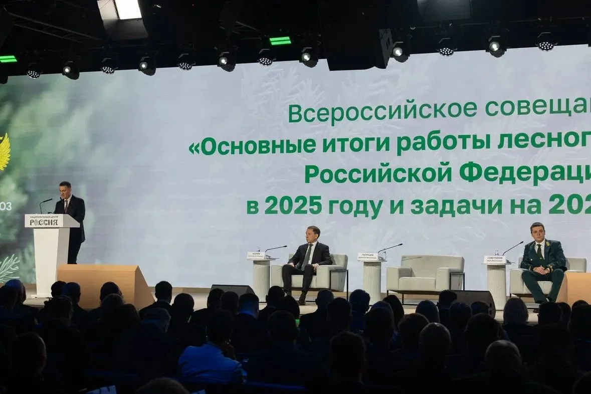Вице премьер Дмитрий Патрушев работы лесного хозяйства РФ в прошлом году Он обозначил задачи на текущий год и заявил что леса требуют баланса между интересами государства бизнеса и граждан Почти половина площади России занята лесами Это наш главнейший ресурс который вносит весомый вклад в экономику страны а также в обеспечение экологического благополучия всей планеты Поэтому мы должны системно и последовательно заниматься сохранением лесного фонда И при этом выстраивать разумный баланс между интересами всех сторон государства граждан и бизнеса сказал он Патрушев рассказал что объем лесовосстановления в в 2025 году в 1 5 раза превысил площадь вырубок и погибших насаждений Особое внимание уделяется созданию зеленых поясов вокруг городов Также возобновлено впервые за 20 лет создание и модернизация 240 лесных питомников для обеспечения отечественным посадочным материалом Кроме того площадь пожаров удалось сократить вдвое по сравнению с 2024 годом Финансирование противопожарных мероприятий за 6 лет выросло в 4 раза в 2026 году составит почти 27 млрд рублей Среди задач на 2026 год сохранение темпов лесовосстановления достижение целевого показателя по ликвидации 84 лесных пожаров в первые сутки Также планируется внедрять искусственный интеллект для выявления нелегальных перевозок древесины наращивать использование беспилотников и дистанционного мониторинга а также поддерживать волонтерские инициативы Подписывайтесь на Экодиктатуру