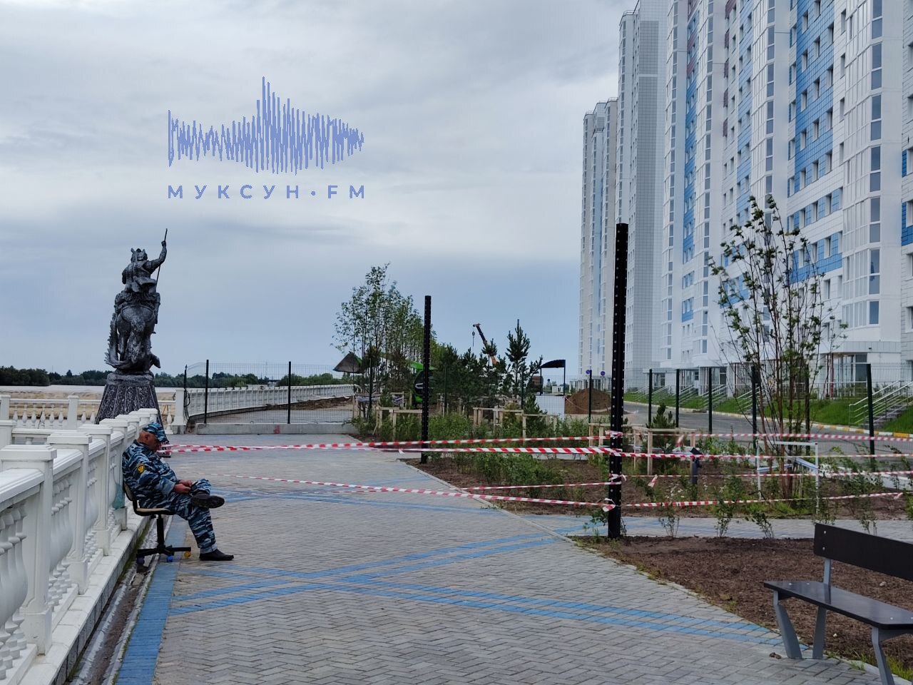 Сургутяне гуляют по набережной, несмотря на второе обрушение. Журналист Muksun.fm рассказал об обстановке на месте обрушения набережной у ЖК «Георгиевский». Днем 13 июля на берегу гуляют люди и катаются велосипедисты. Самое же место провала оградили сигнальной лентой и посадили охранника . Также за ограждением замечена спецтехника, которая завозит песок. Подробнее в видео . Напомним, ЧП произошло накануне вечером. Часть набережной вместе с грунтом ушла под воду, а вместе с ней человек. К счастью, мужчина смог доплыть до берега самостоятельно. Есть что рассказать или показать? Создавай картину дня – предложи свою новость!