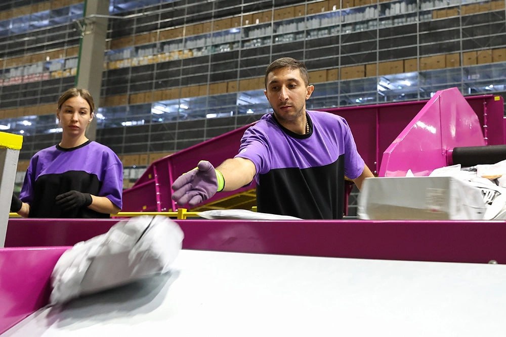 Wildberries и Ozon пересмотрели правила для продавцов С 1 ноября Wildberries отменил использование индекса остатка товара Кроме того устранены изменения в действии механизма Конструктор тарифов через который формировался порядок оказания дополнительных услуг Отказаться от них было невозможно ранее установленного площадкой срока Также компания разработала изменения оферты описывающие порядок предоставления услуг в рамках этого механизма Что касается Ozon то он изменил правила обработки возвратов товаров когда отмененные или возвращенные покупателями товары автоматически отправлялись на склады маркетплейса для повторной продажи Из за этого у продавцов не было возможности свободно распоряжаться своим товаром Также предприниматели сталкивались со сложностями при вывозе своего ассортимента со складов Теперь продавцам не нужно будет отслеживать каждую его отмену и создавать отдельные заявки на вывоз ассортимента Маркетплейс запустит функцию автовывоза возврата со склада Подписаться на Российскую газету в Читать нас в MAX