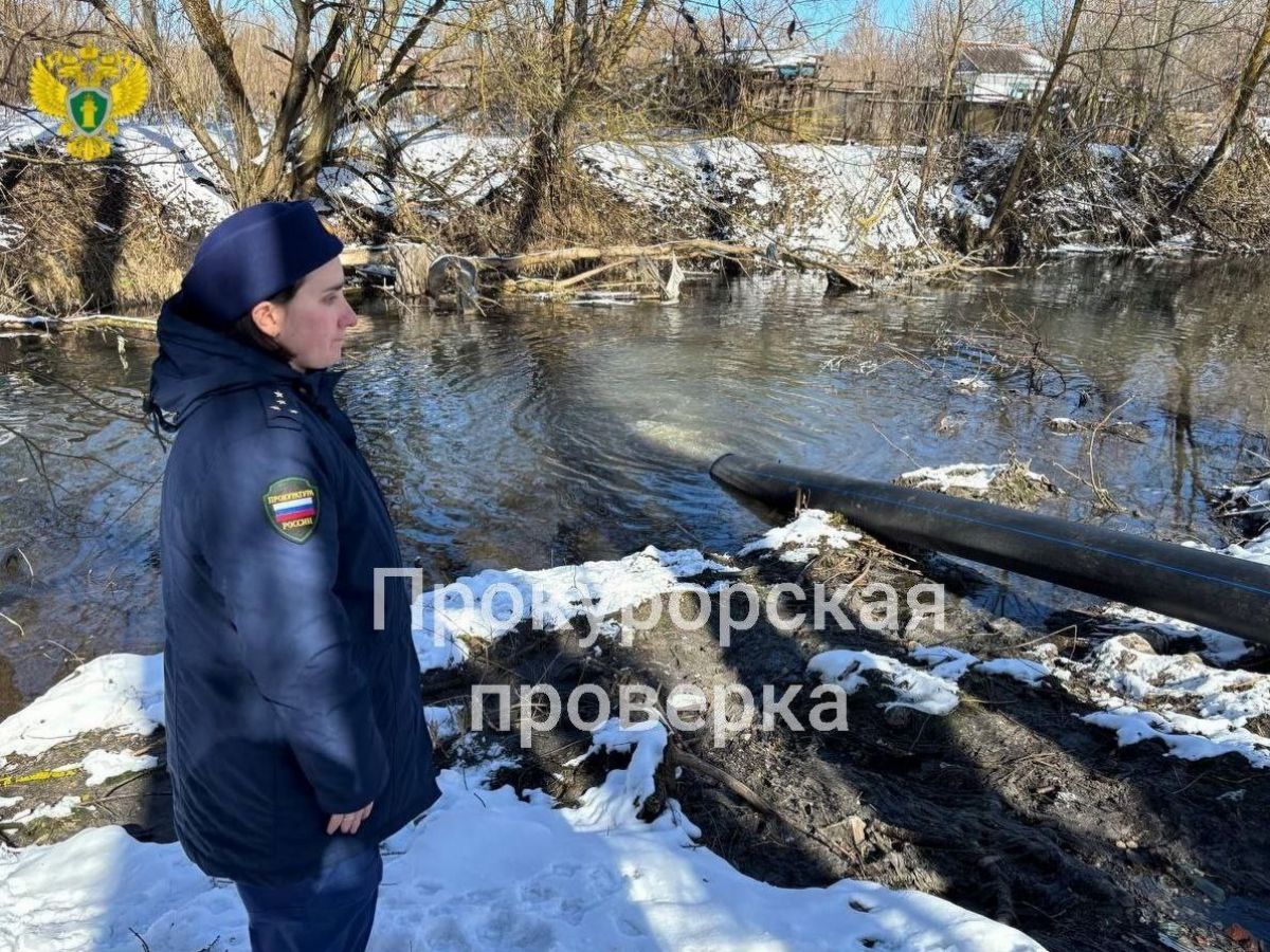 В Плавском районе канализацию спускают в реку: прокуратура начала проверку после публикации в сети     Тульская природоохранная прокуратура провела проверку в Плавске после публикации в социальных сетях. Об этом сообщает пресс-служба ведомства.  ↗  Прислать новость   Подписаться